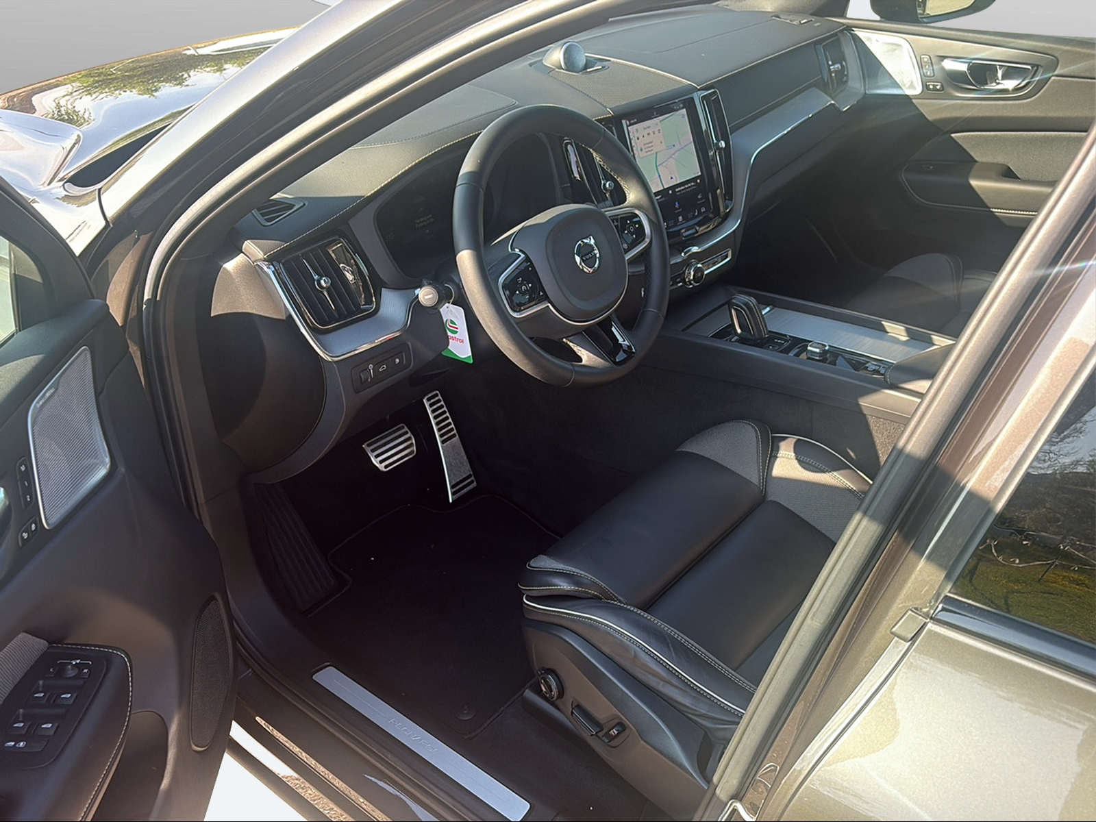 VOLVO XC60 2.0 T8 TE R-Design eAWD-image-9