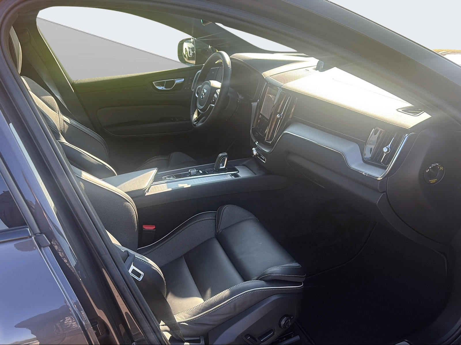 VOLVO XC60 2.0 T8 TE R-Design eAWD-image-14