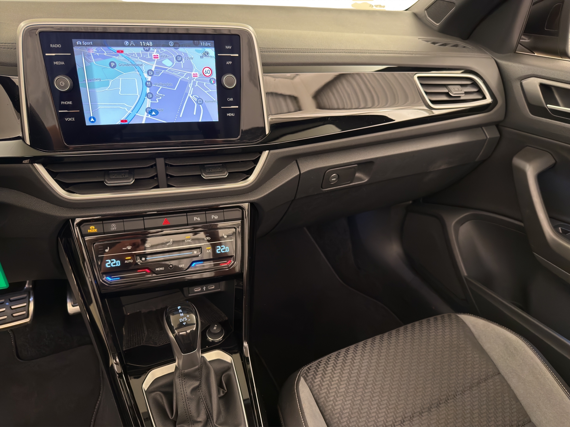 VW T-Roc Cabriolet 1.5 TSI R-Line-image-10