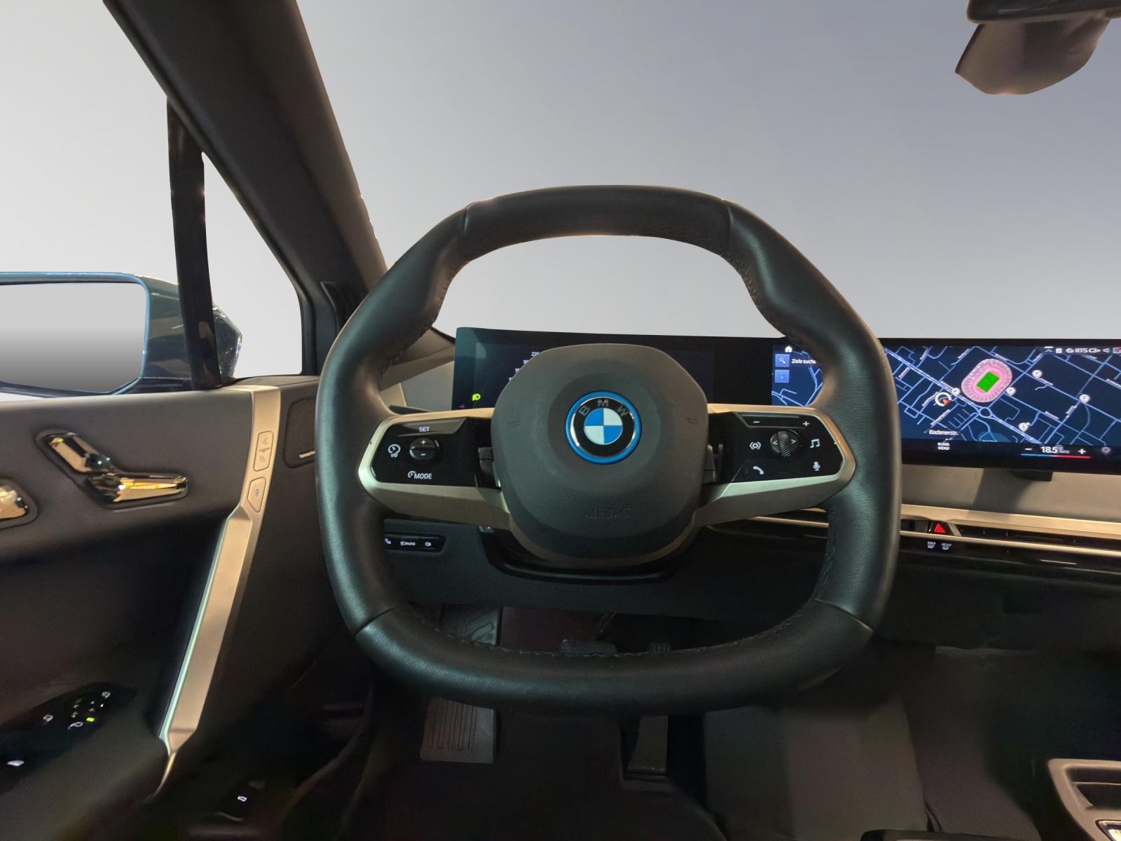 BMW iX xDrive40 Sportpaket-image-13
