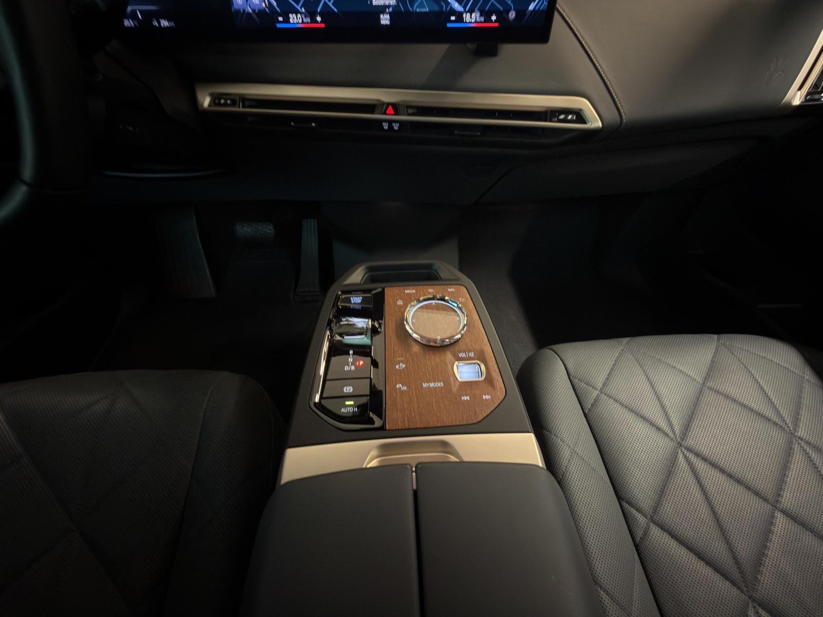BMW iX xDrive40 Sportpaket-image-16