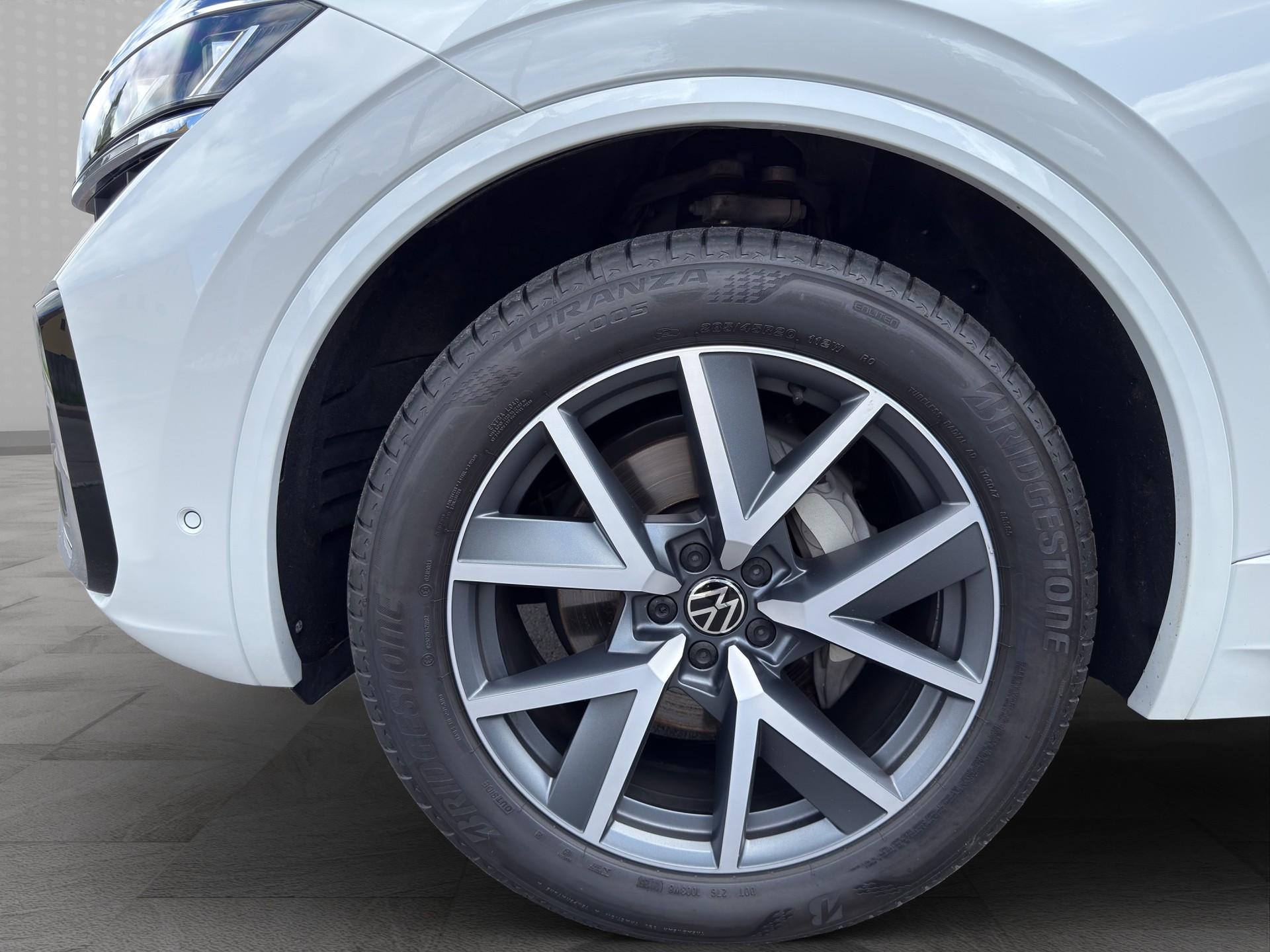 VW Touareg 3.0 TDI R-Line Tiptronic-image-24