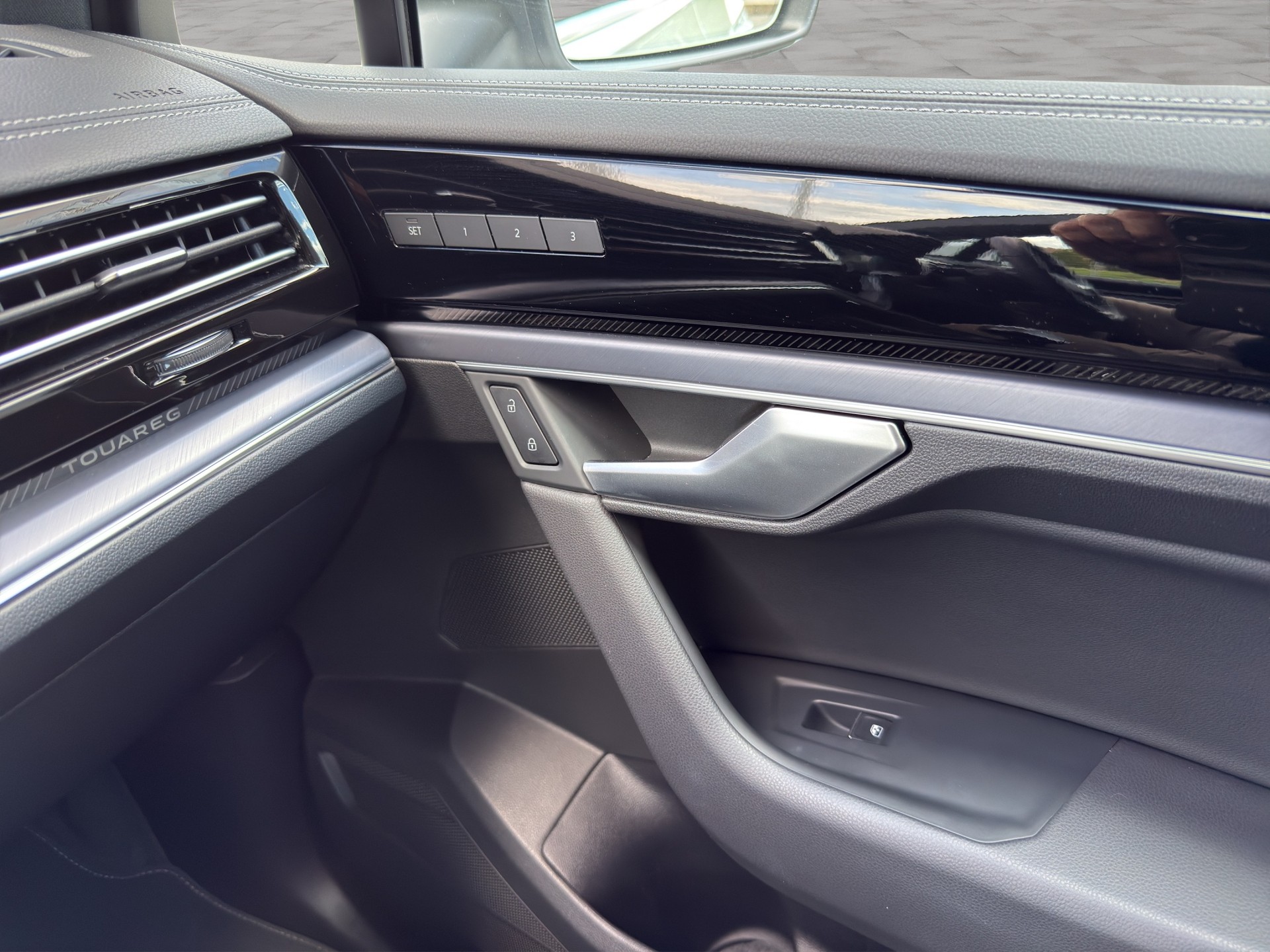 VW Touareg 3.0 TDI R-Line Tiptronic-image-16