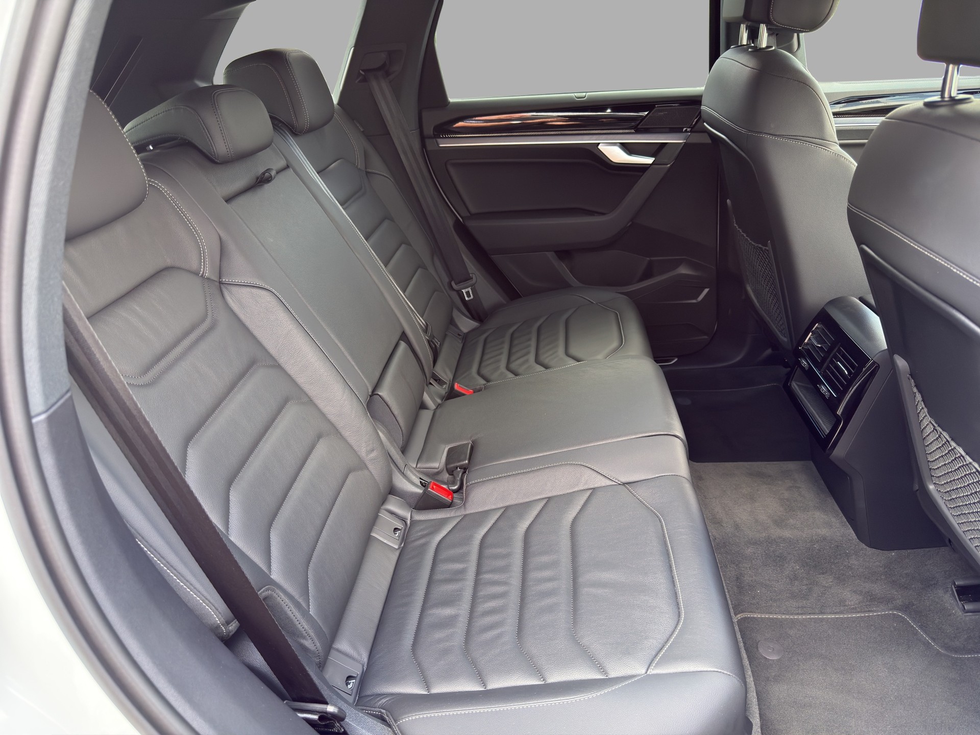 VW Touareg 3.0 TDI R-Line Tiptronic-image-18