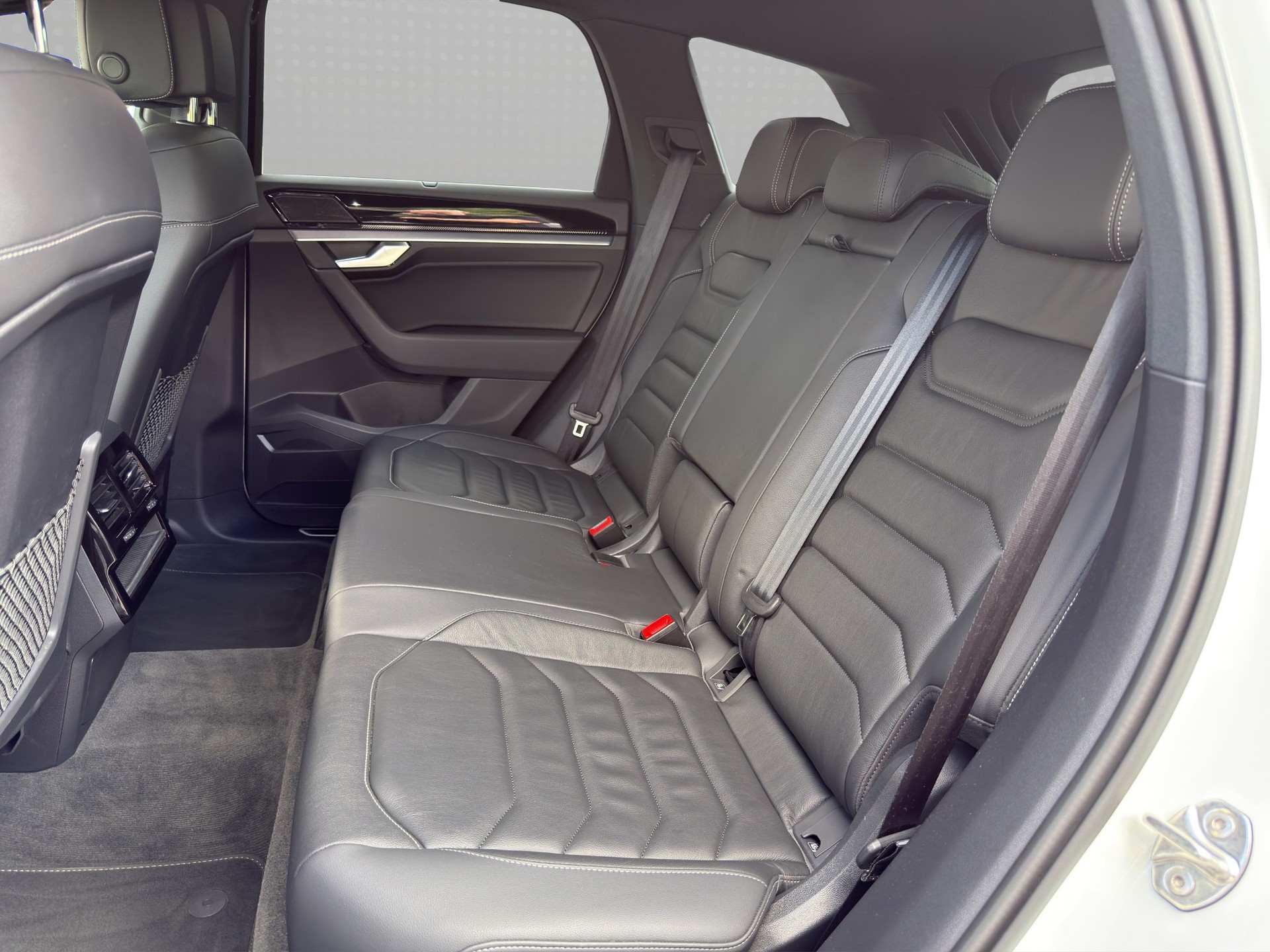 VW Touareg 3.0 TDI R-Line Tiptronic-image-17