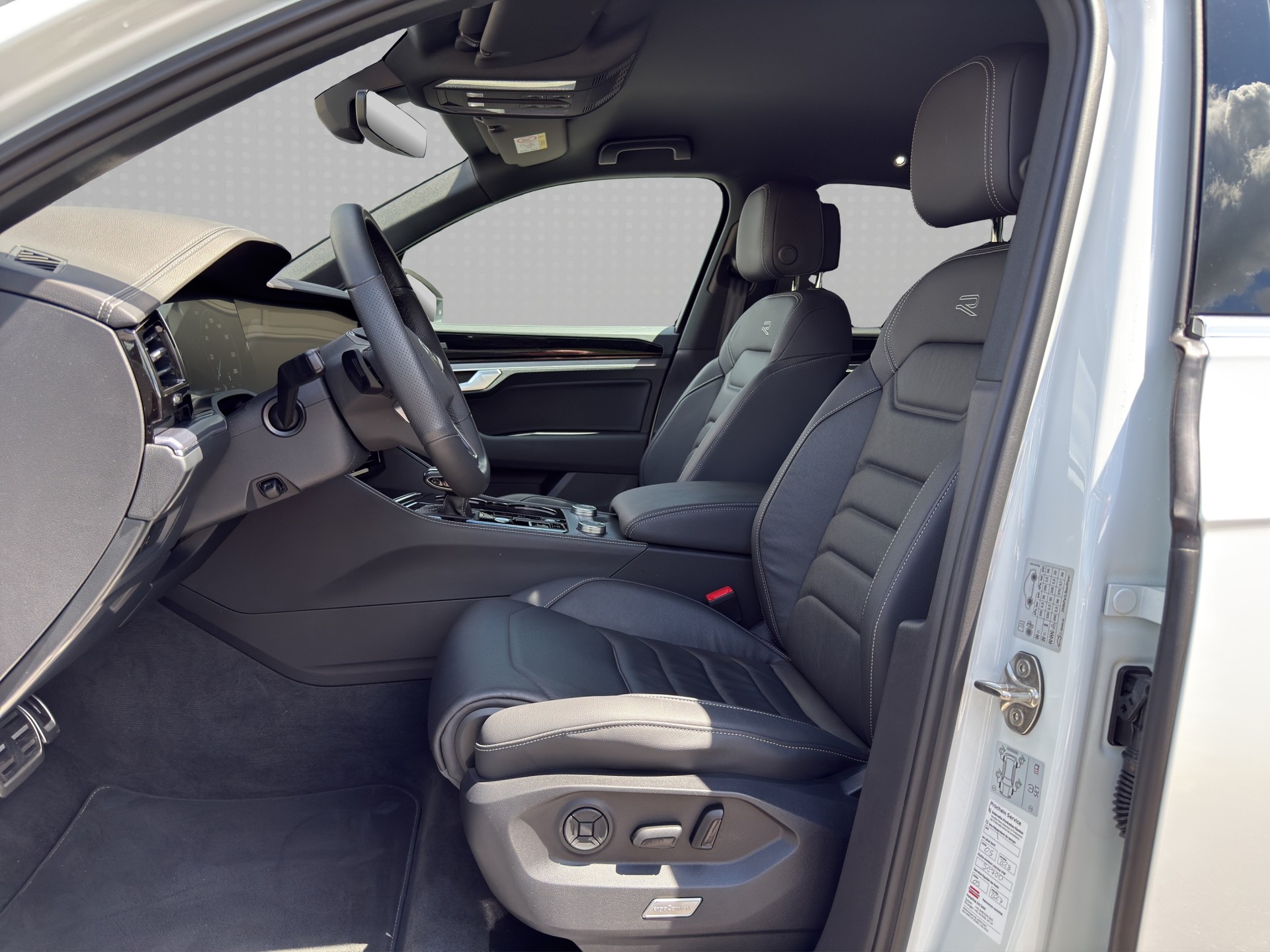 VW Touareg 3.0 TDI R-Line Tiptronic-image-8