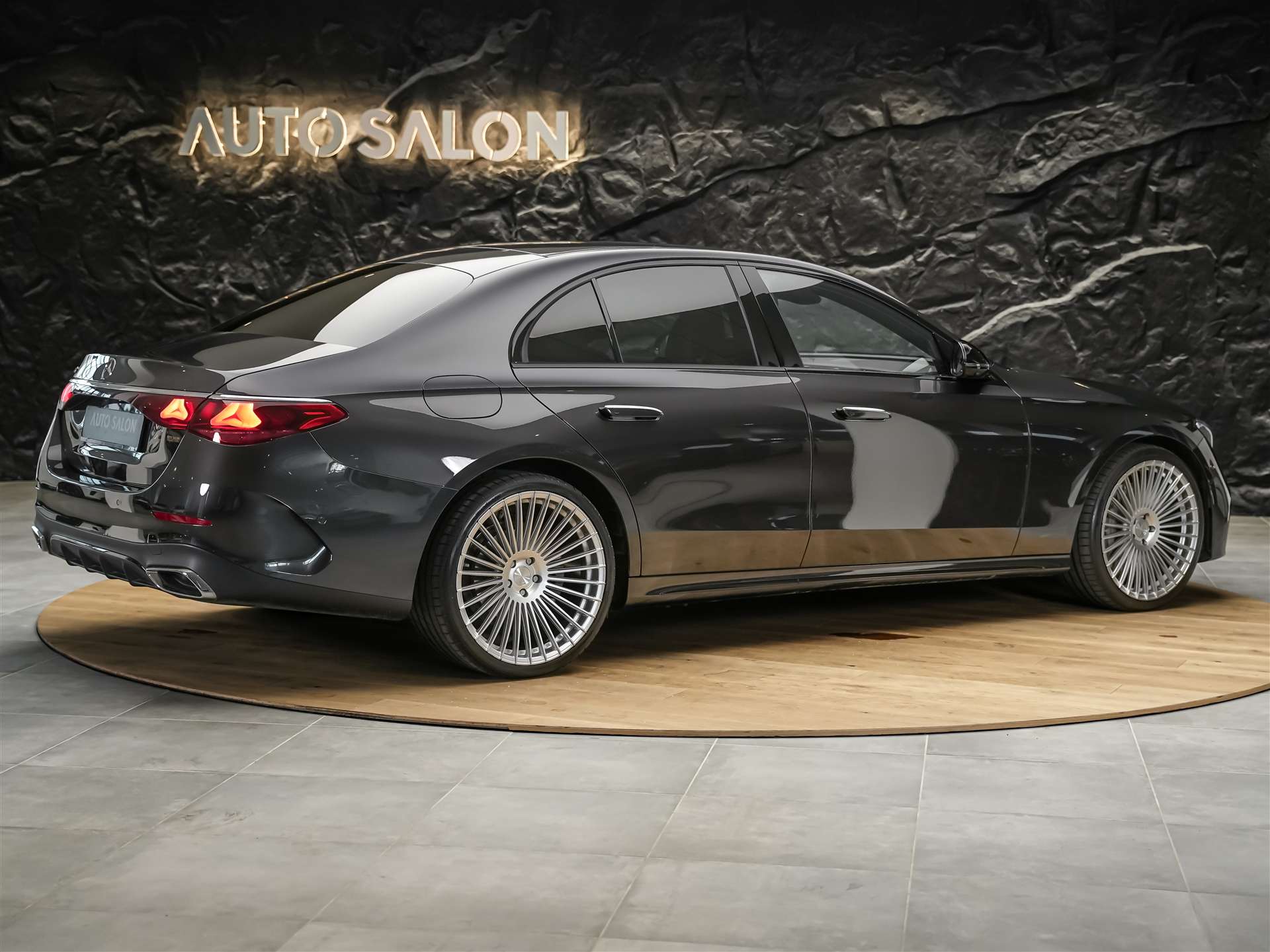 MERCEDES-BENZ E 220 d AMG Line *21" Felgen*Burmester*360° Kamera*Kühlergrill beleuchtet*-image-4
