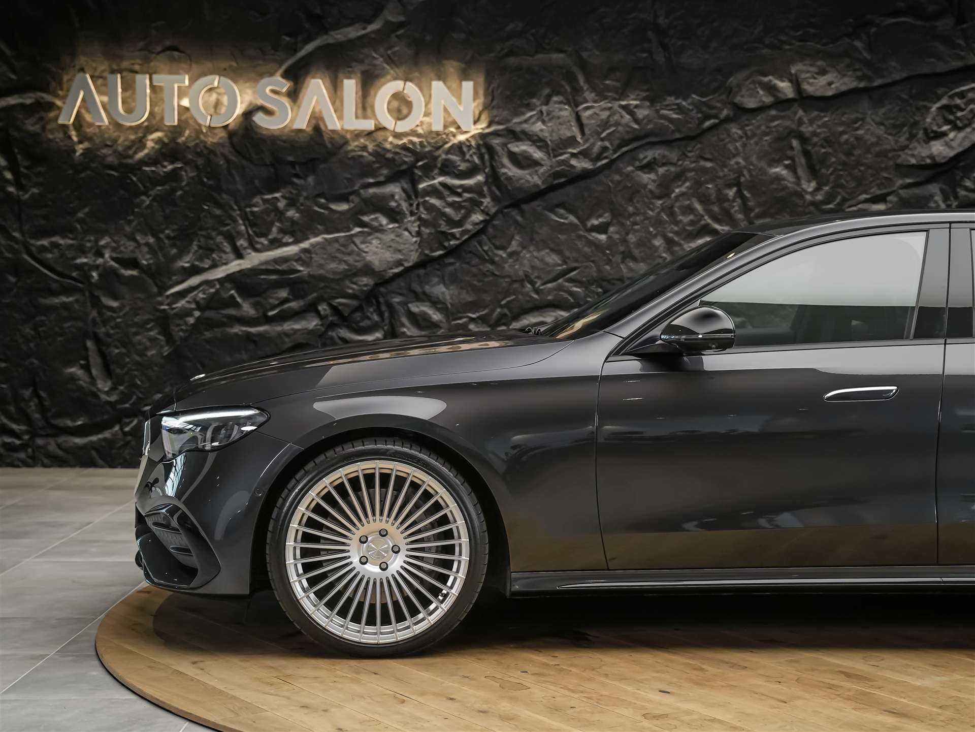 MERCEDES-BENZ E 220 d AMG Line *21" Felgen*Burmester*360° Kamera*Kühlergrill beleuchtet*-image-13