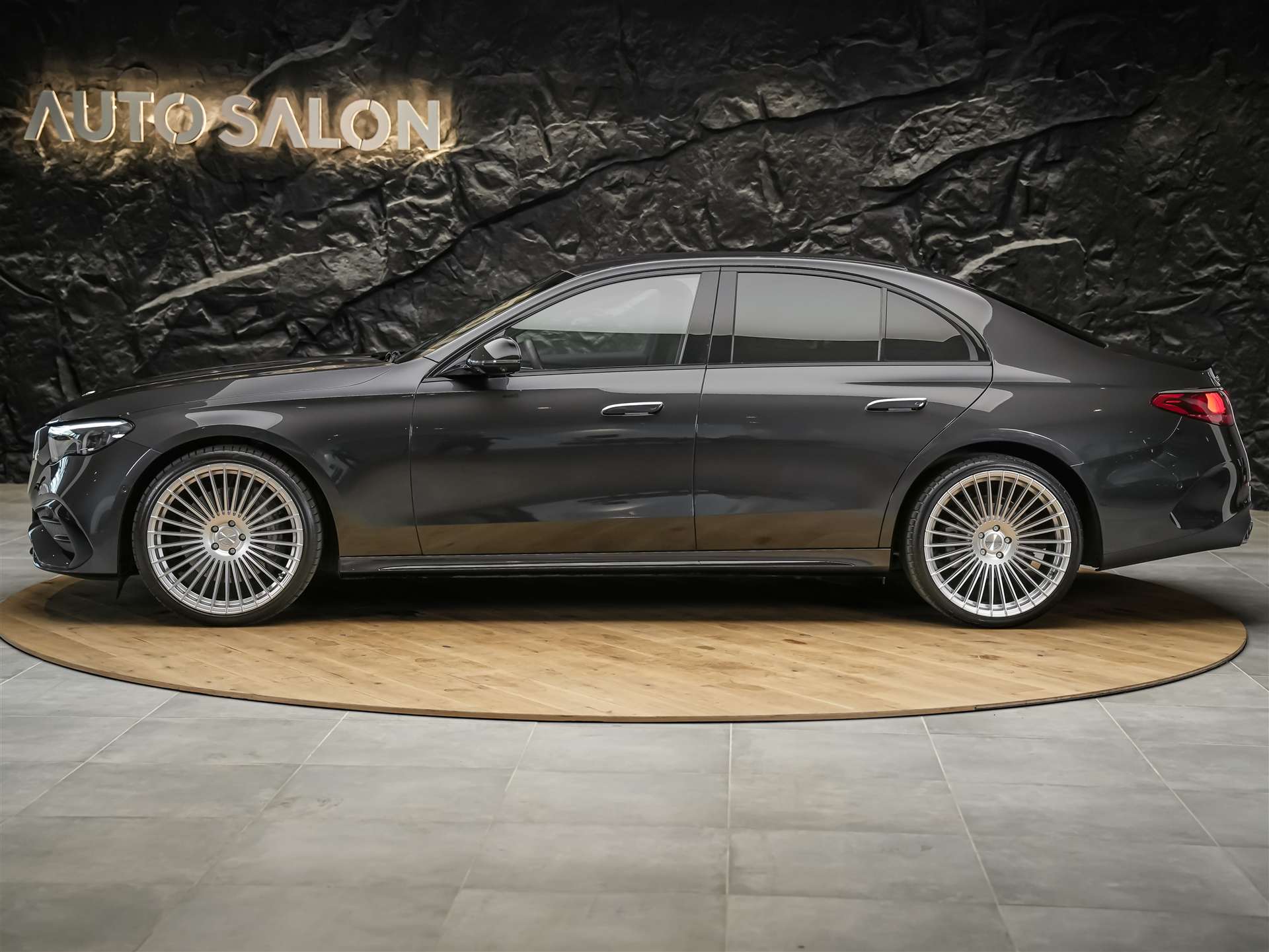 MERCEDES-BENZ E 220 d AMG Line *21" Felgen*Burmester*360° Kamera*Kühlergrill beleuchtet*-image-1