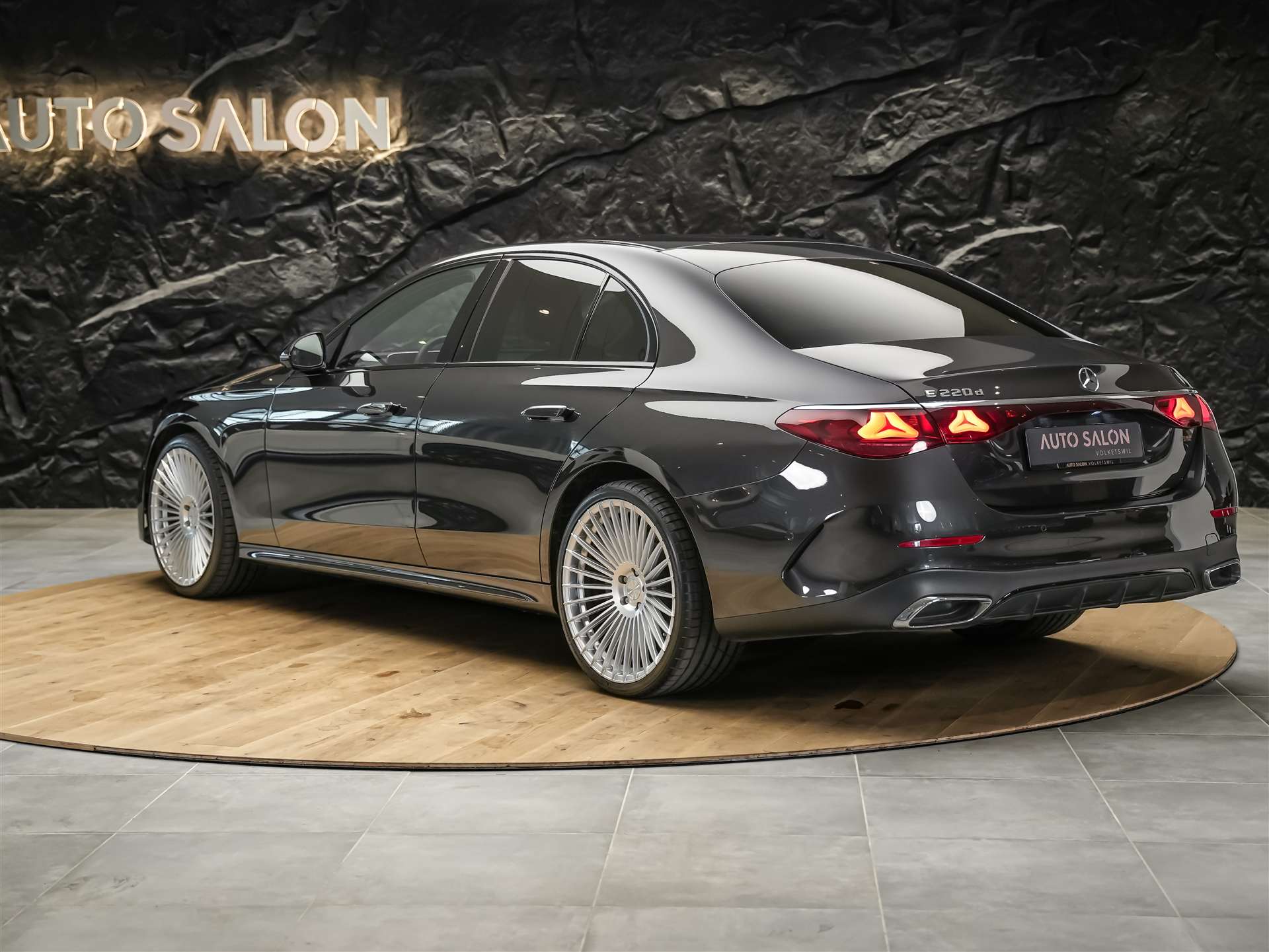 MERCEDES-BENZ E 220 d AMG Line *21" Felgen*Burmester*360° Kamera*Kühlergrill beleuchtet*-image-2