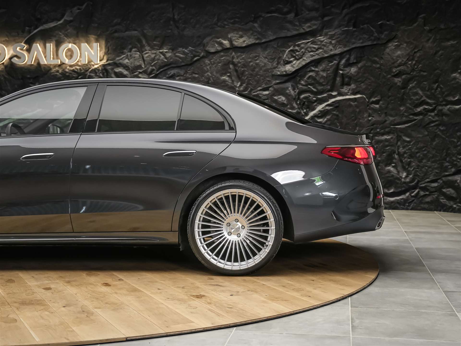MERCEDES-BENZ E 220 d AMG Line *21" Felgen*Burmester*360° Kamera*Kühlergrill beleuchtet*-image-15