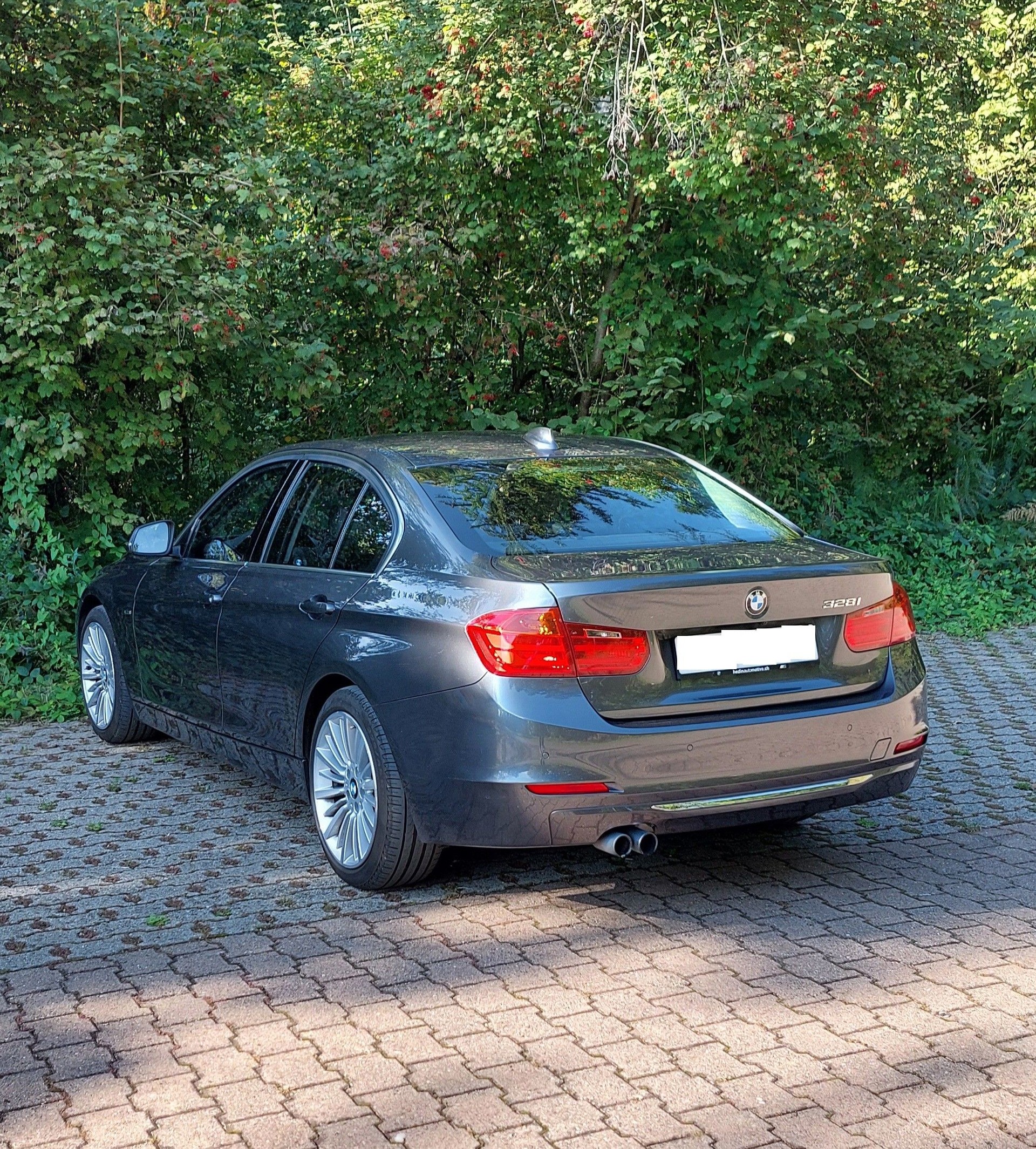 BMW 328i Luxury Line Steptronic Grau met.-image-1