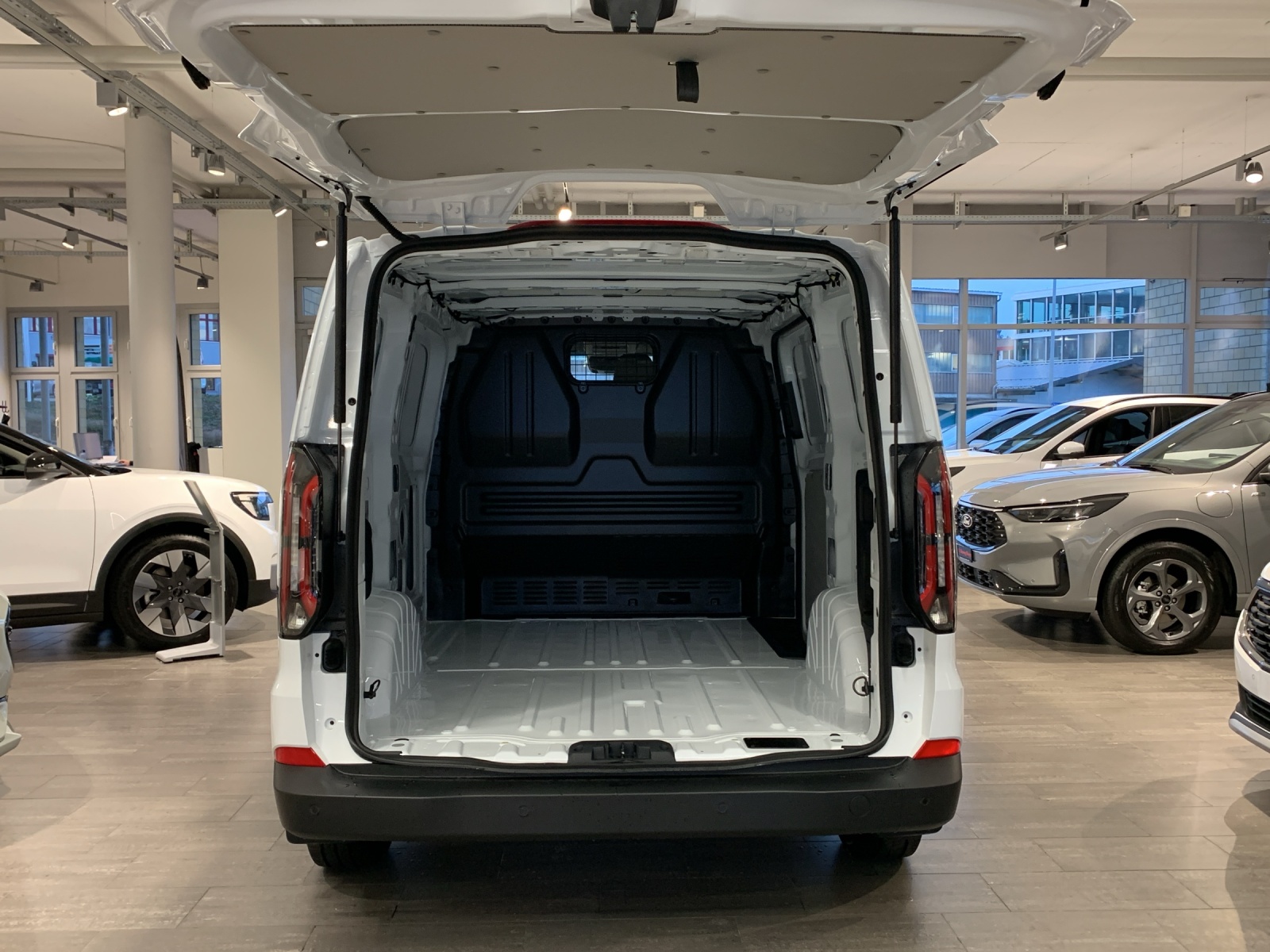 FORD E-Transit C Van 320 L1 Trend-image-11