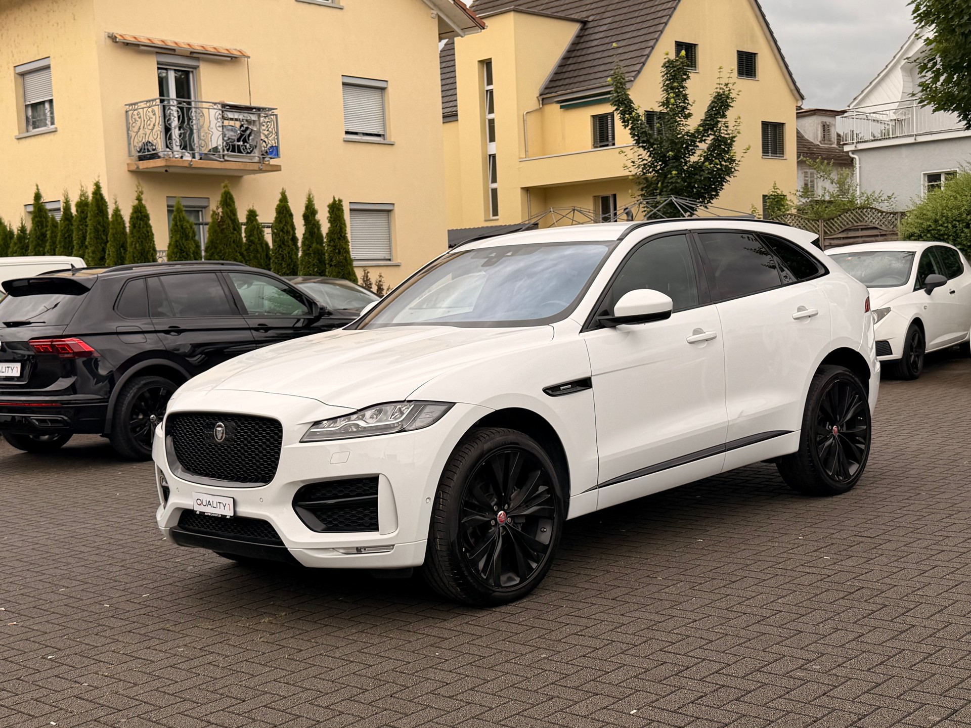 JAGUAR F-Pace 25d R-Sport AWD Automatik-image-1
