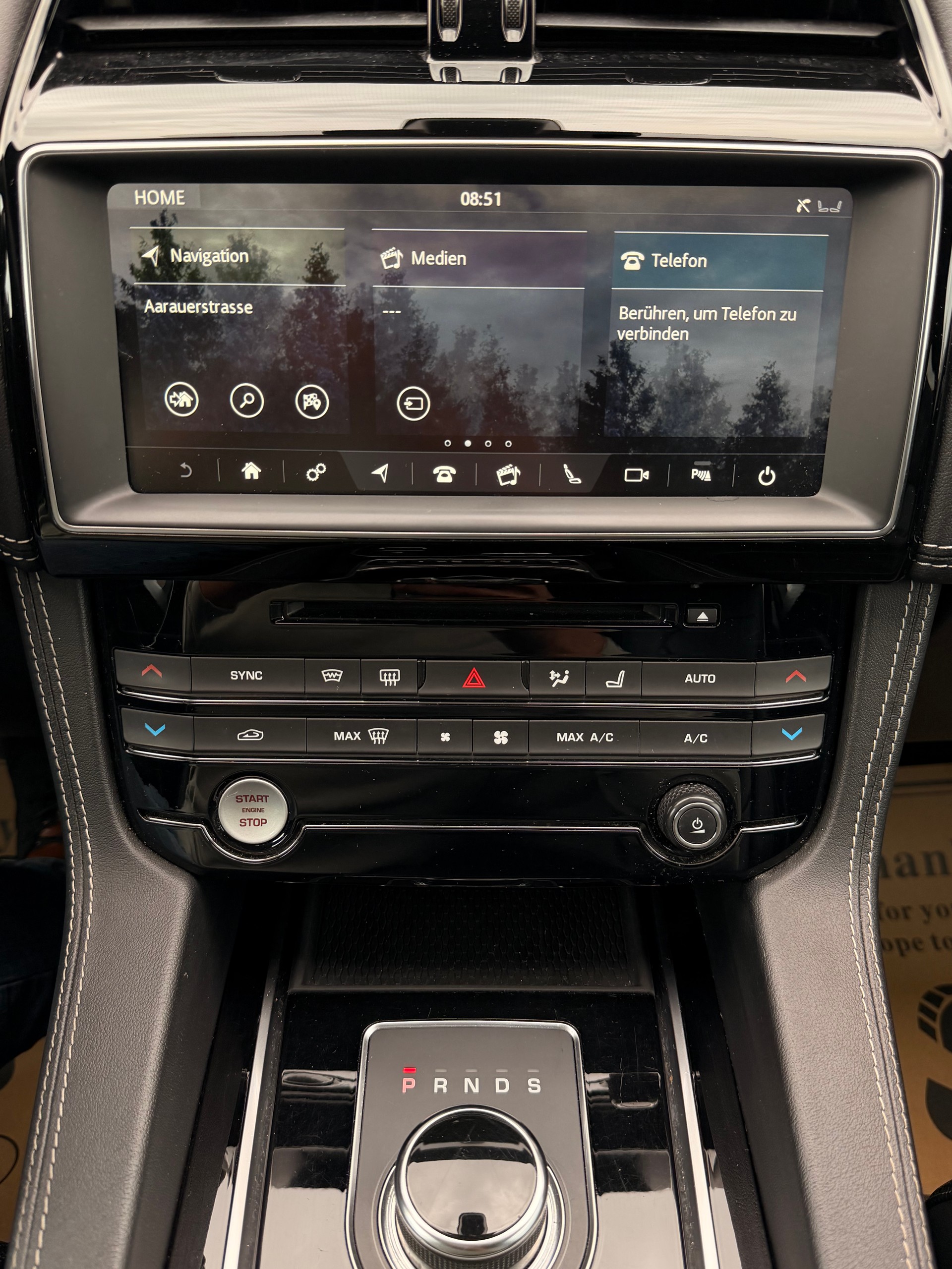 JAGUAR F-Pace 25d R-Sport AWD Automatik-image-14