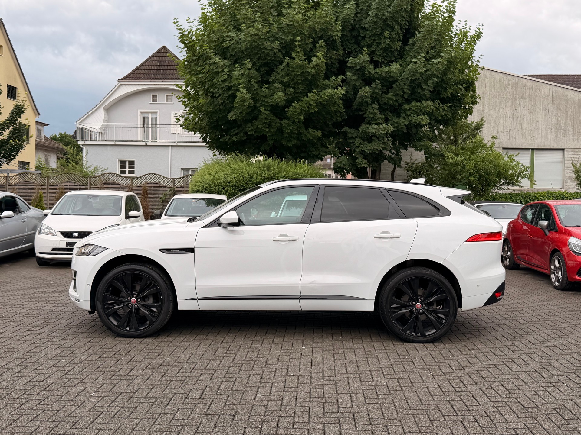 JAGUAR F-Pace 25d R-Sport AWD Automatik-image-2