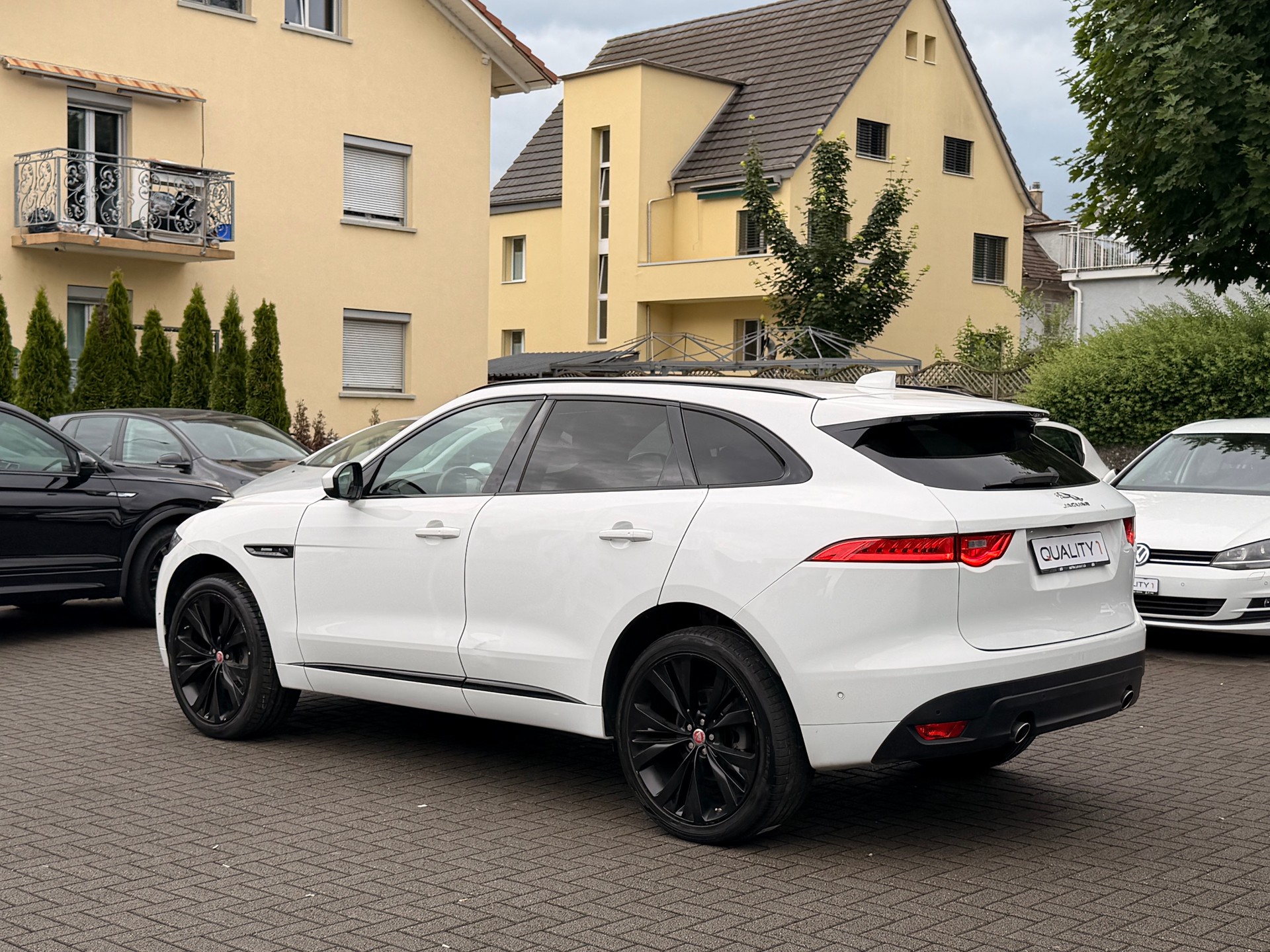 JAGUAR F-Pace 25d R-Sport AWD Automatik-image-3