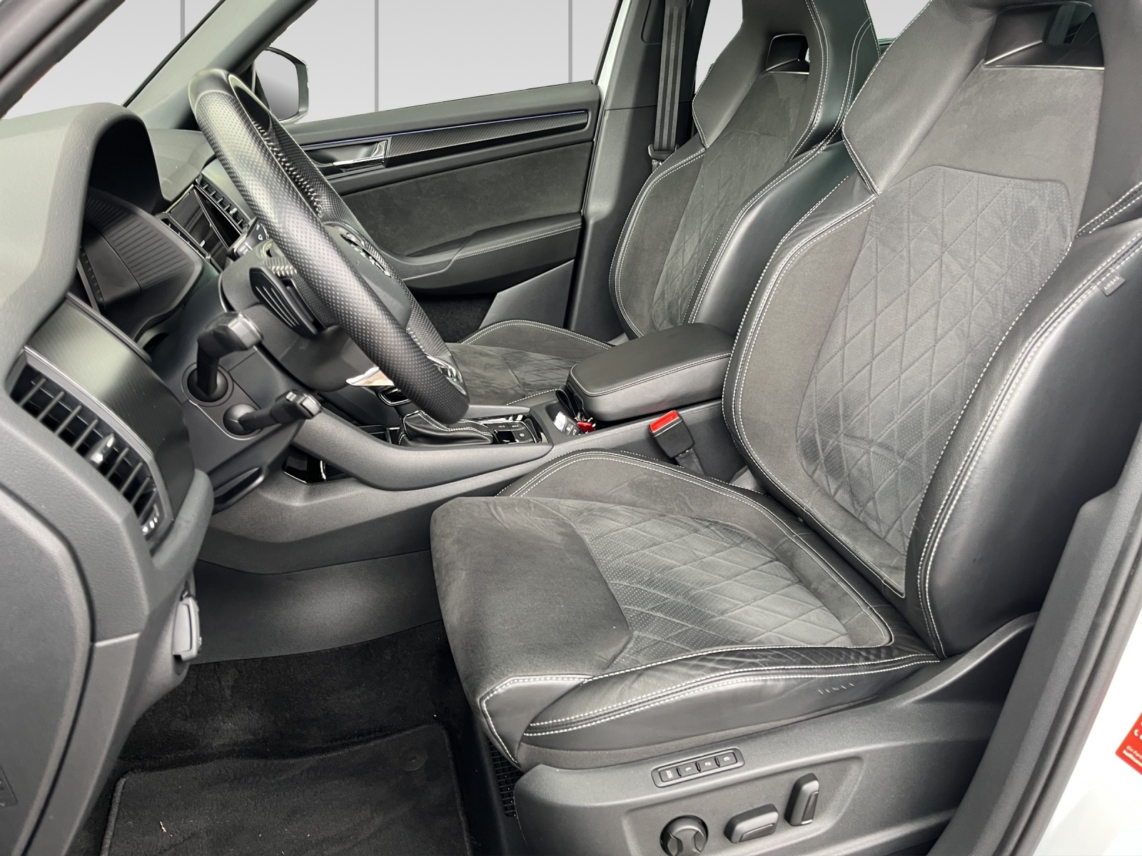 SKODA Kodiaq 2.0 TDI SCR SportLine 4x4 DSG-image-6