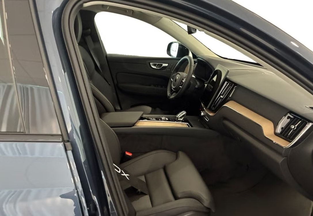 VOLVO XC60 T6 eAWD PluginHybrid Plus Dark Geartronic-image-3