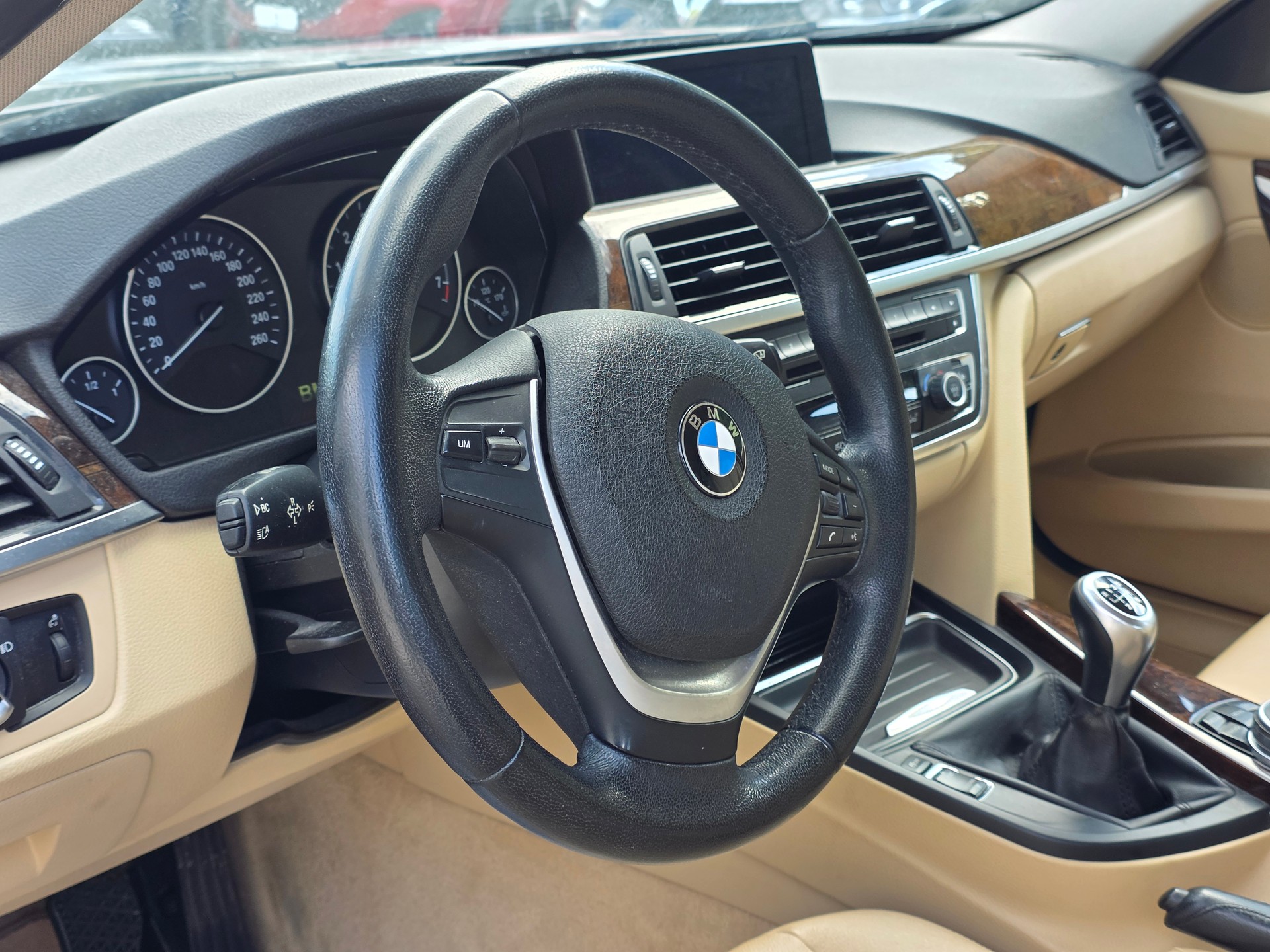 BMW 320i xDrive Luxury Line Frisch ab MFK / Frisch ab Service / Inklusive Garantie / Gratis Lieferung-image-11