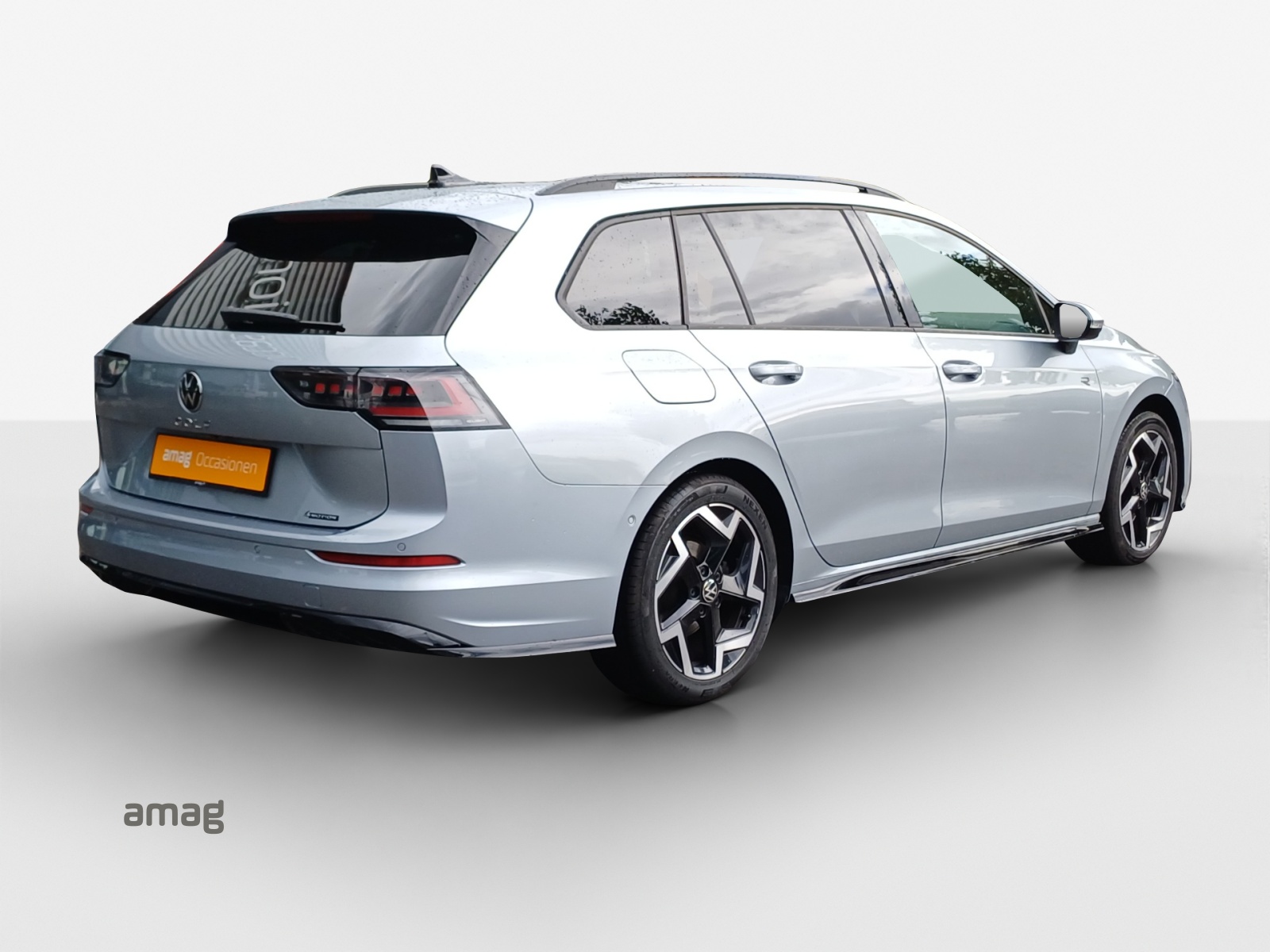 VW Golf Variant 2.0 TSI R-Line DSG 4 Motion-image-4