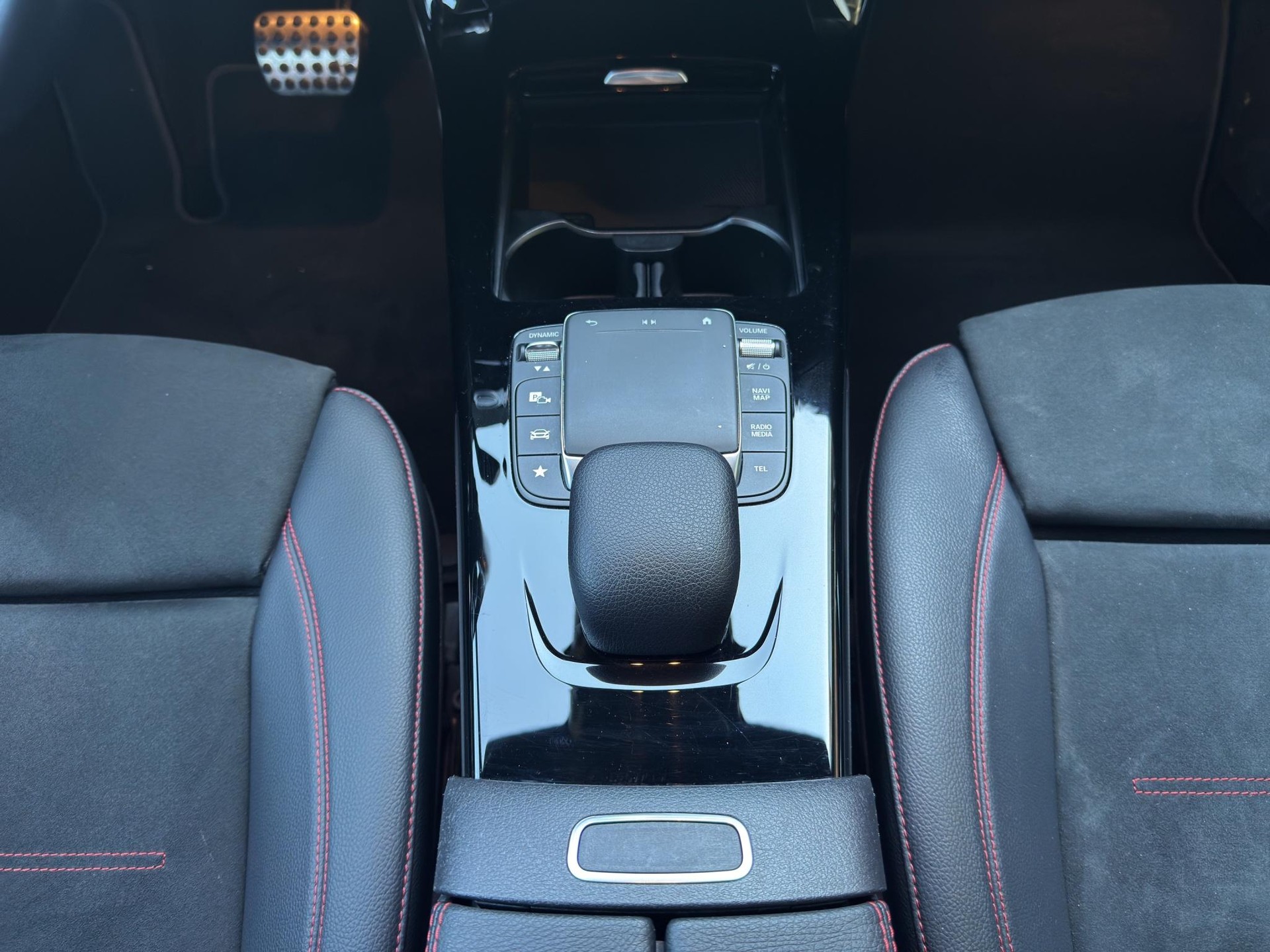 MERCEDES-BENZ A 200 AMG Line Limousine-image-13