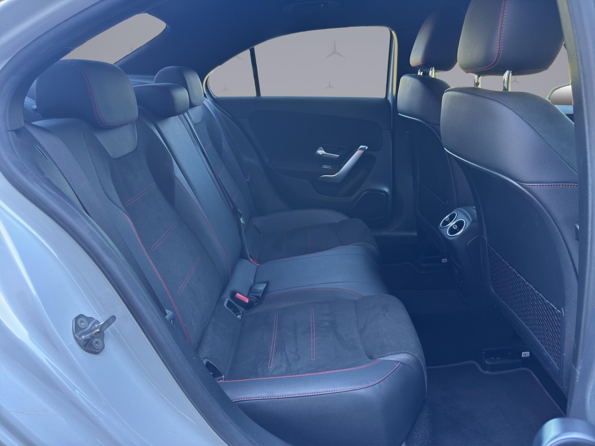 MERCEDES-BENZ A 200 AMG Line Limousine-image-16