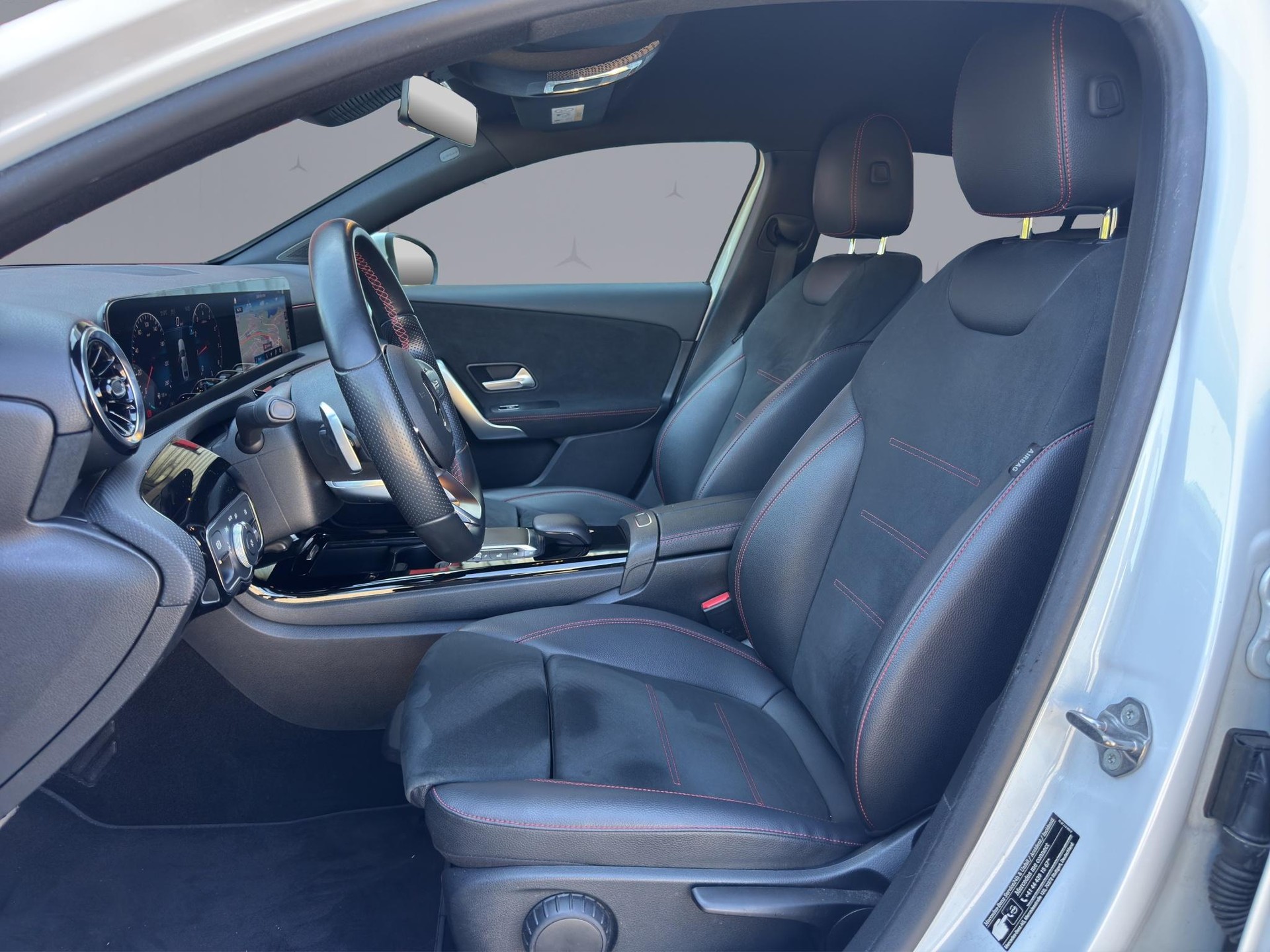 MERCEDES-BENZ A 200 AMG Line Limousine-image-8