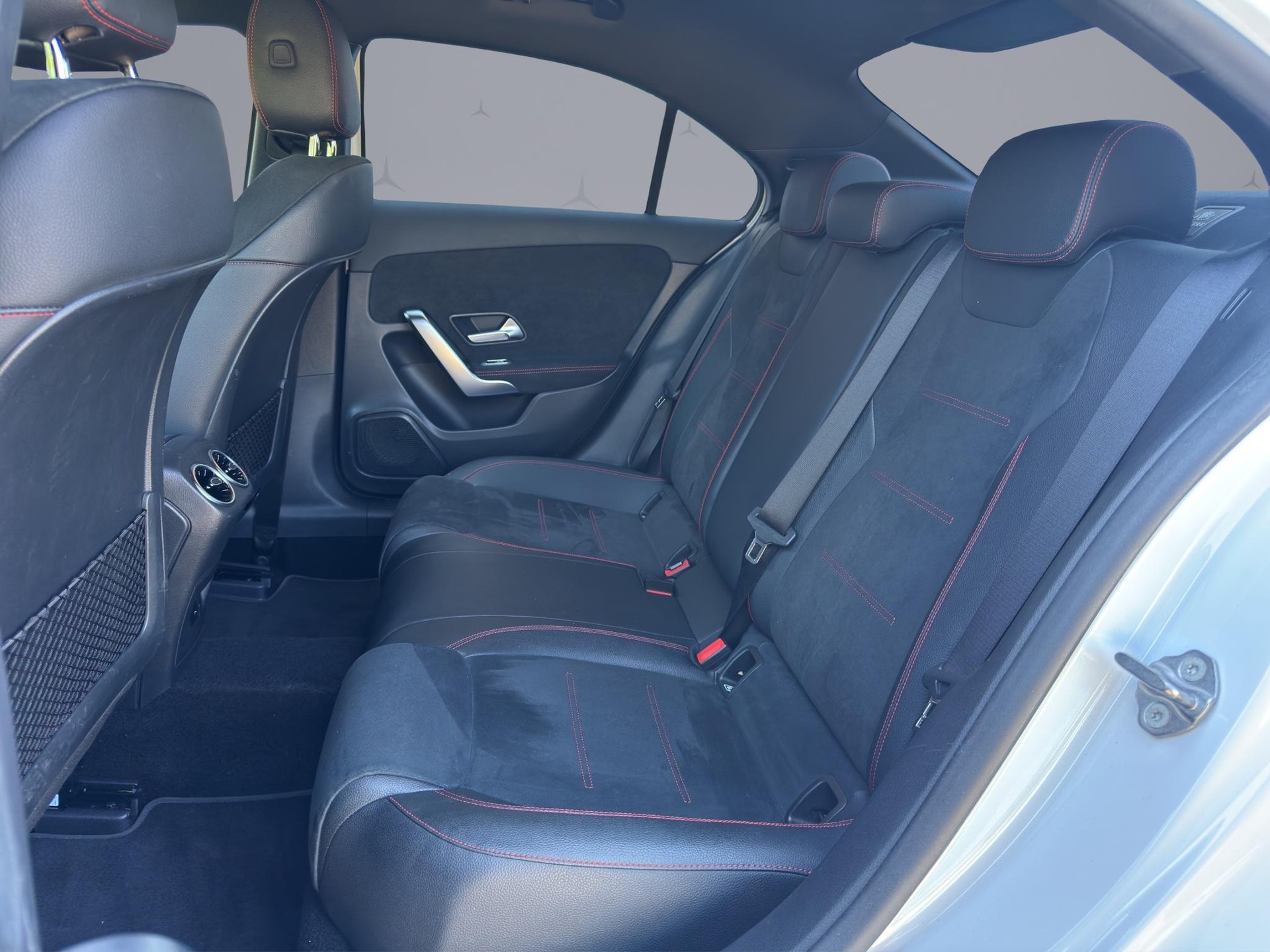 MERCEDES-BENZ A 200 AMG Line Limousine-image-11