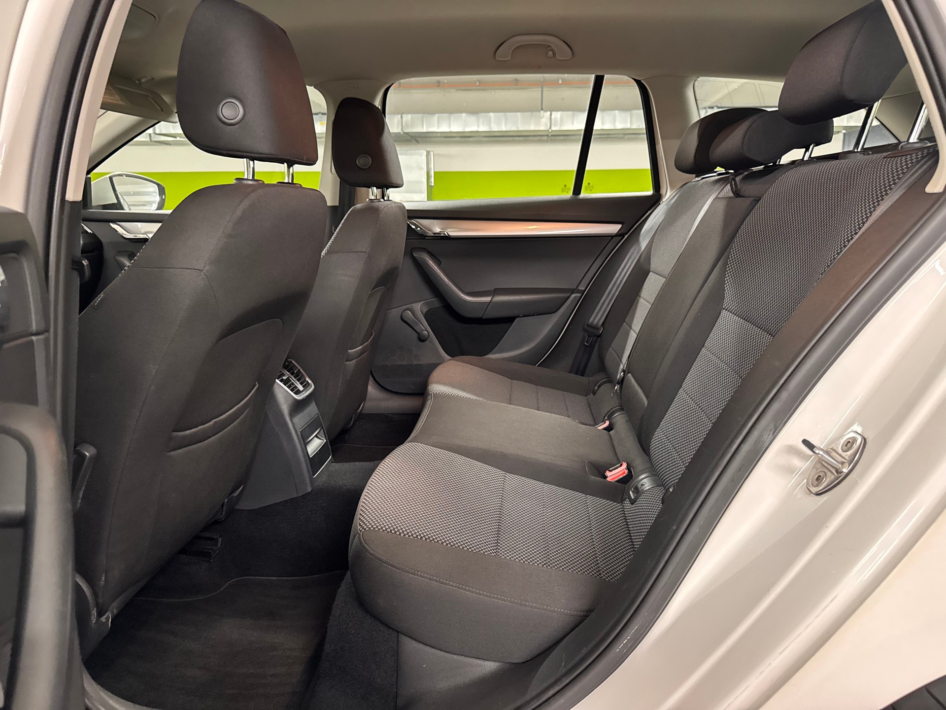 SKODA Octavia Combi 1.6 TDI Ambition-image-9