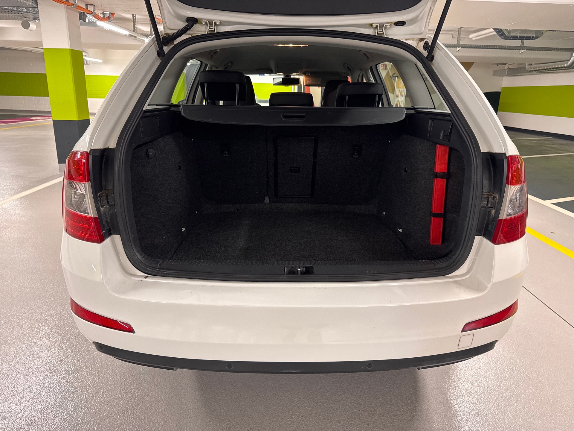 SKODA Octavia Combi 1.6 TDI Ambition-image-8