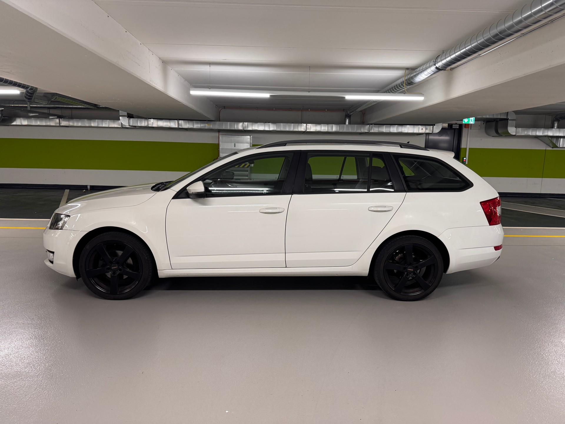 SKODA Octavia Combi 1.6 TDI Ambition-image-7