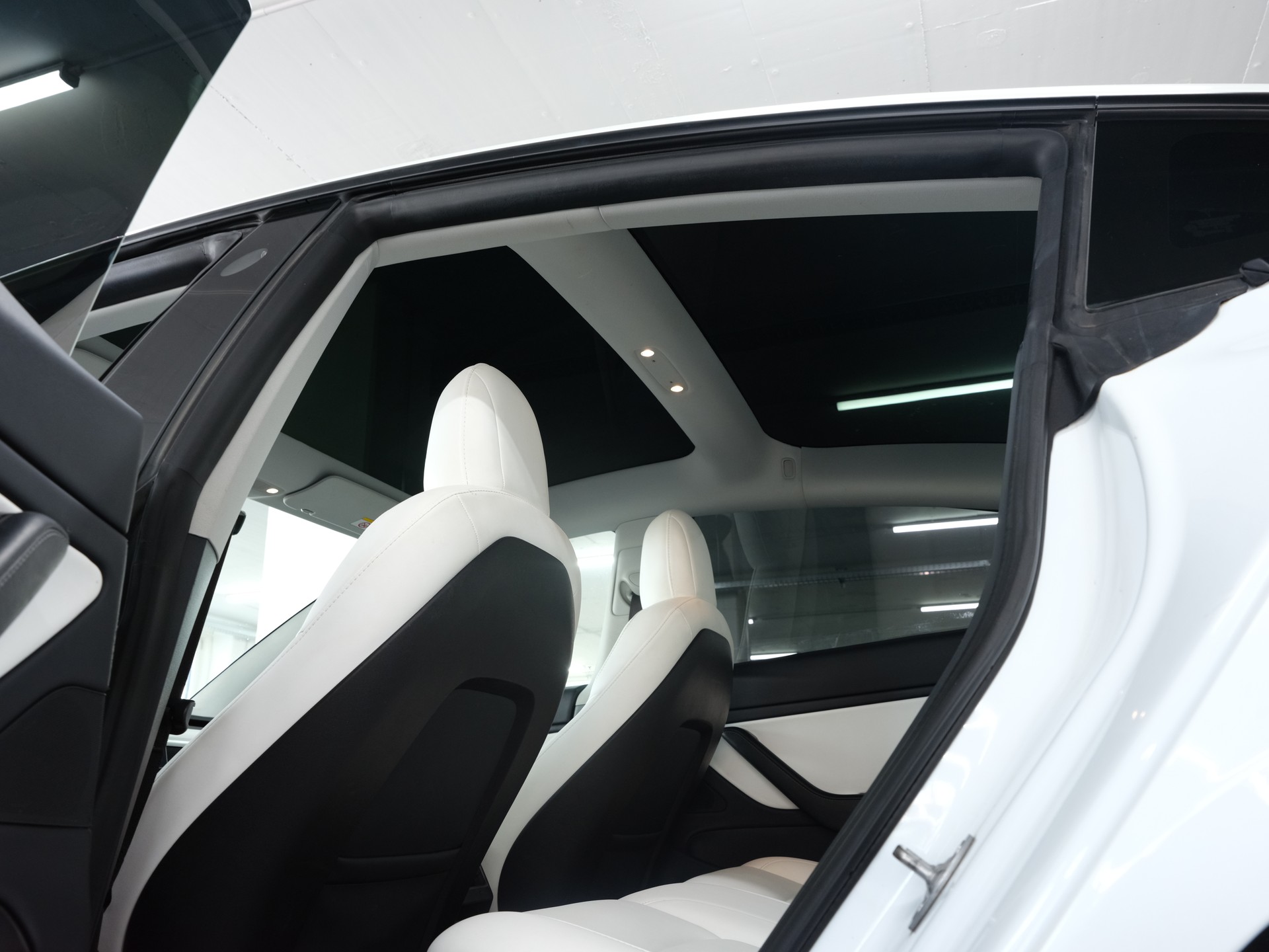 TESLA Model 3 *Panorama* *360 Kamera* *Sitzheizung*-image-21