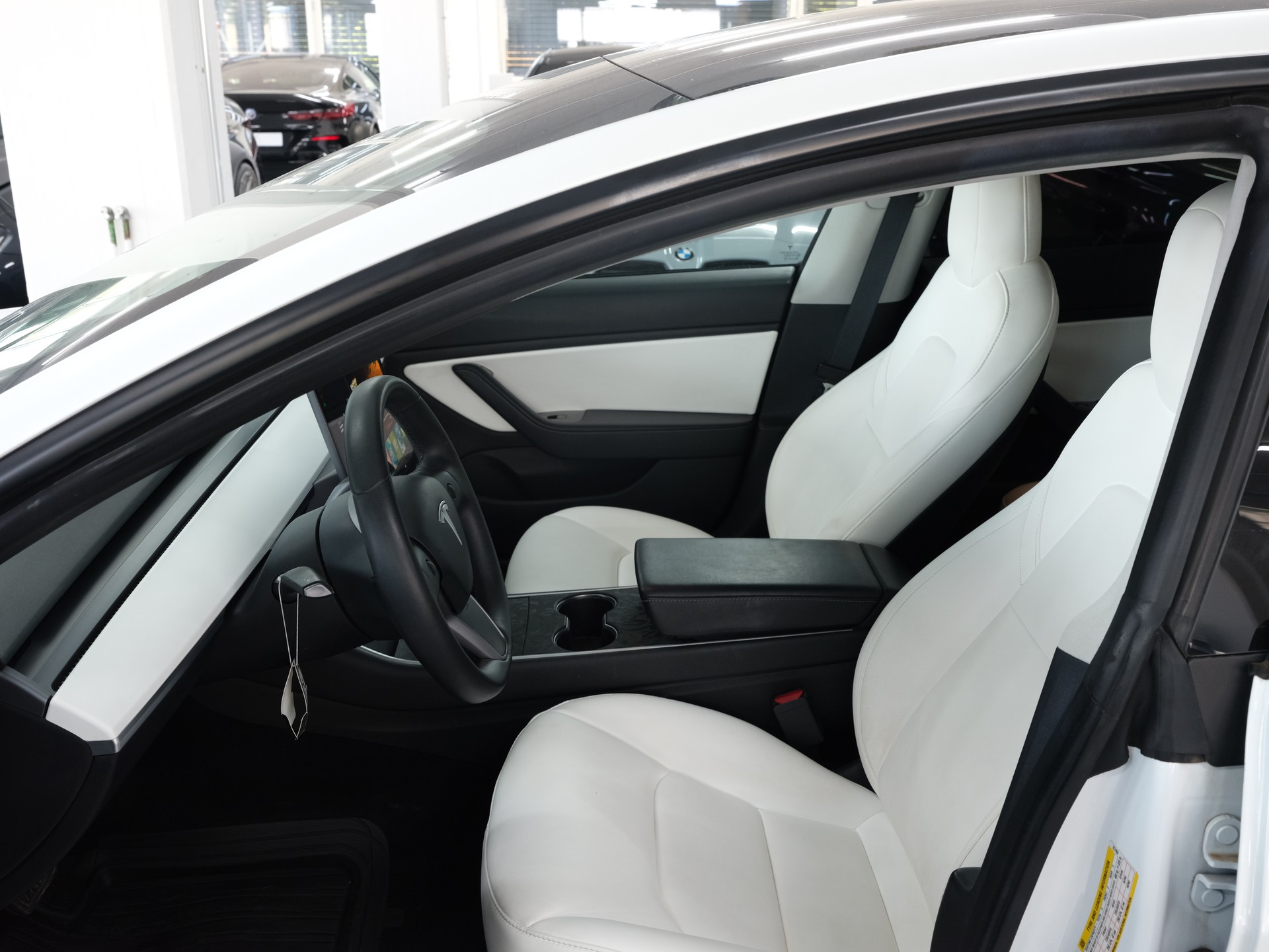 TESLA Model 3 *Panorama* *360 Kamera* *Sitzheizung*-image-14