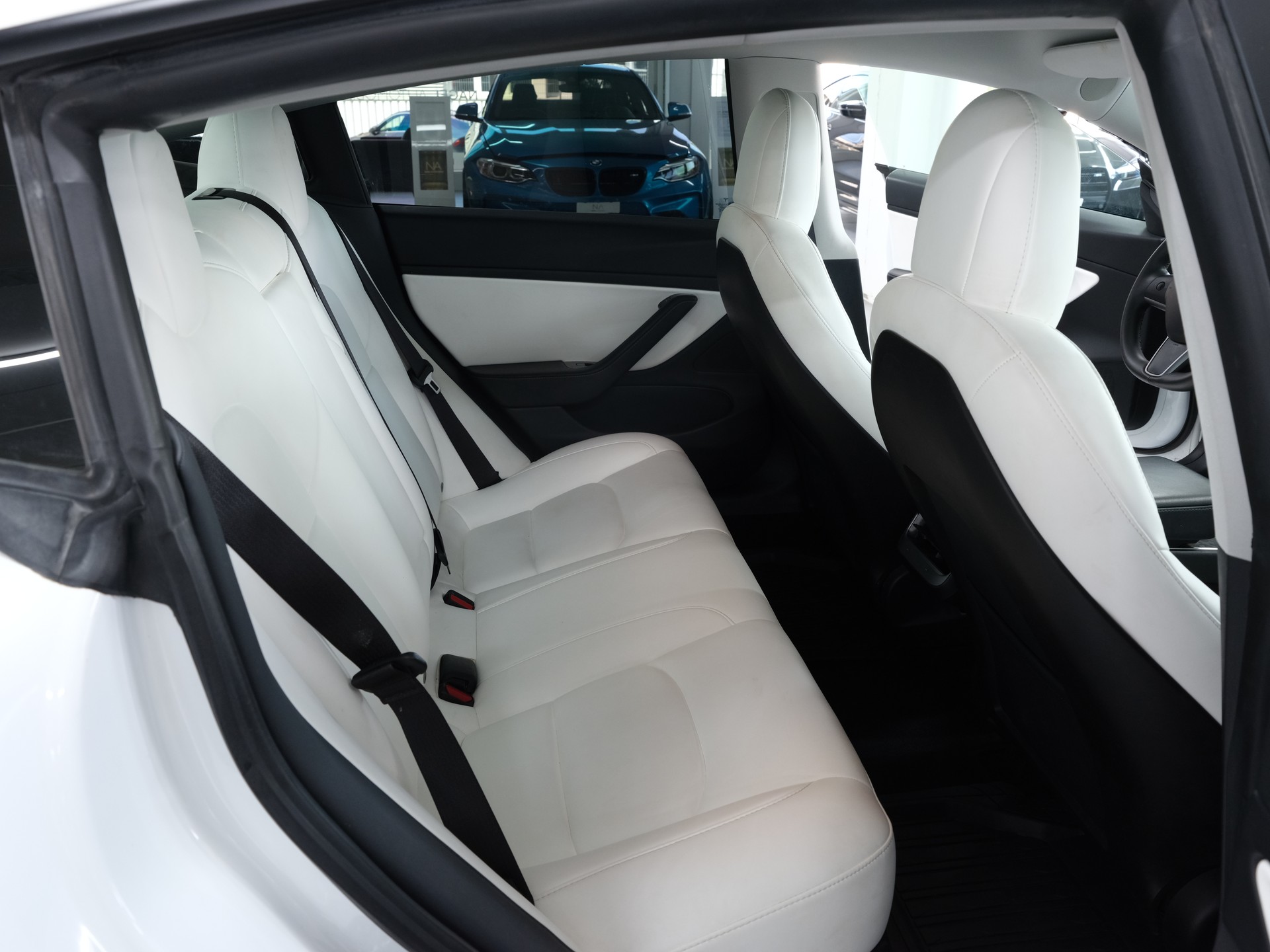TESLA Model 3 *Panorama* *360 Kamera* *Sitzheizung*-image-17