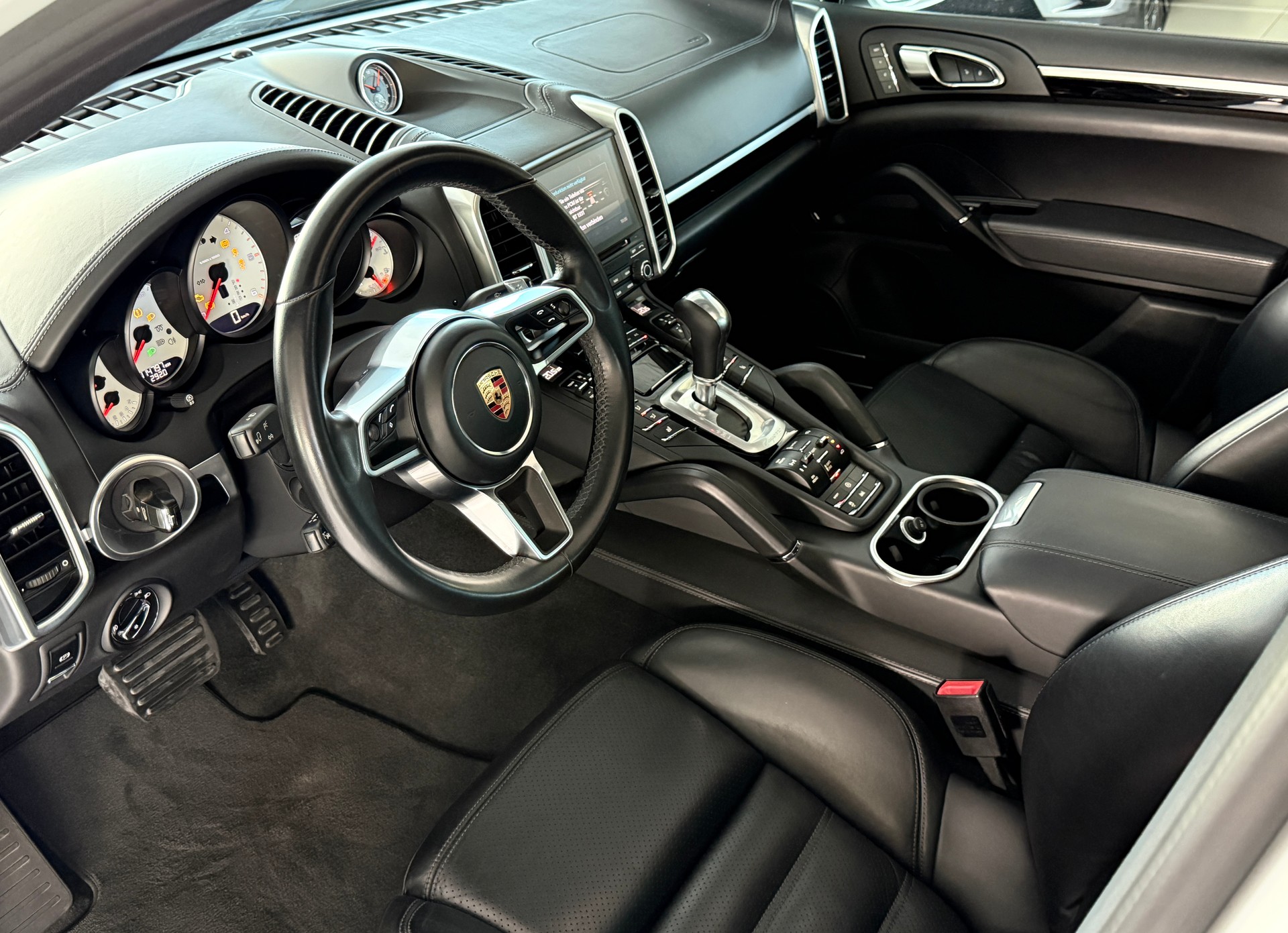 PORSCHE Cayenne Diesel Platinum Edition ***CH-Fahrzeug aus 1. Hand***Panoramadach***Luftfederung***-image-9