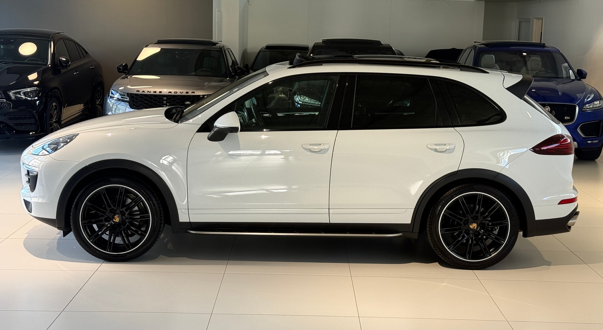 PORSCHE Cayenne Diesel Platinum Edition ***CH-Fahrzeug aus 1. Hand***Panoramadach***Luftfederung***-image-4