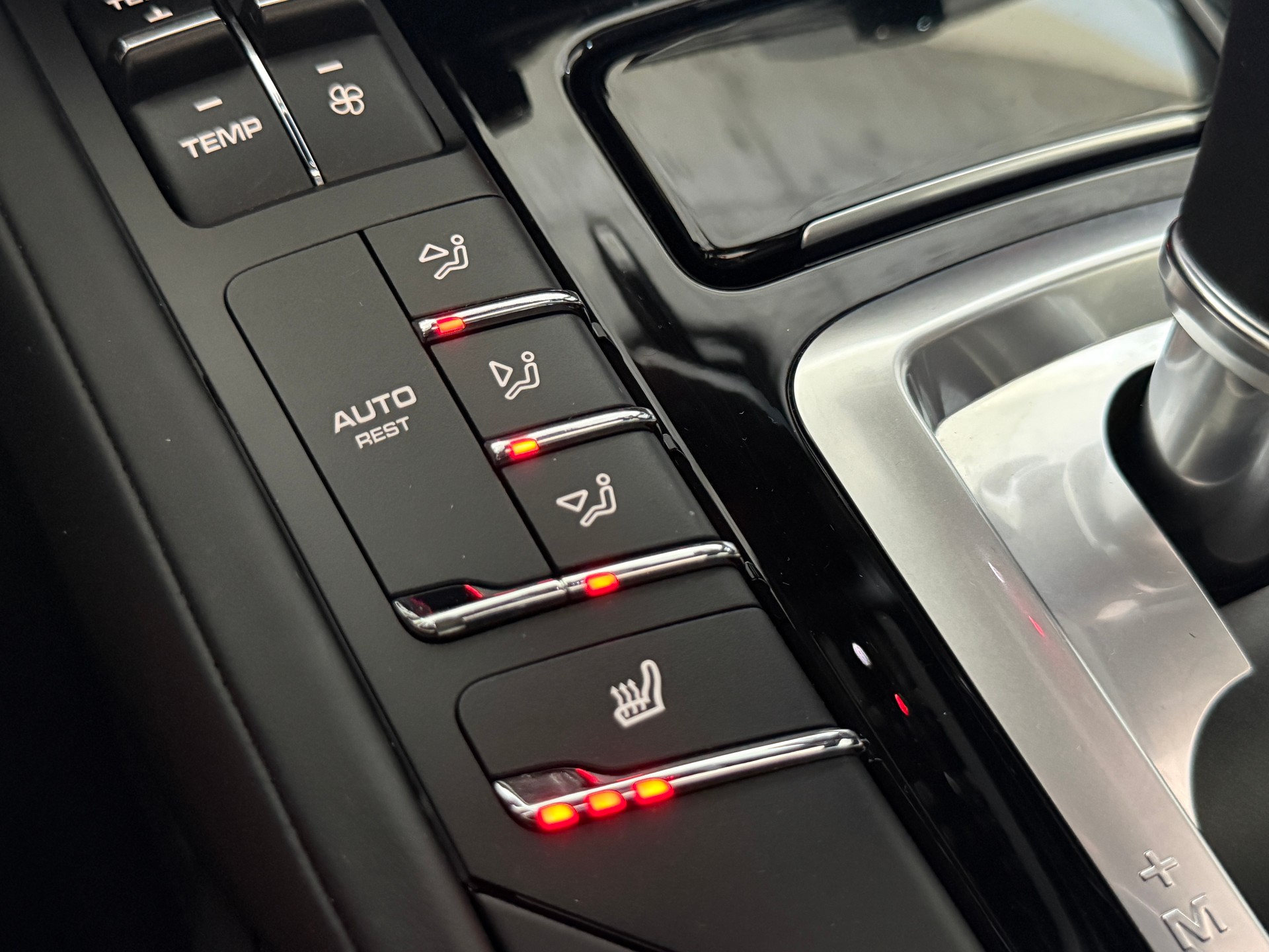 PORSCHE Cayenne Diesel Platinum Edition ***CH-Fahrzeug aus 1. Hand***Panoramadach***Luftfederung***-image-28
