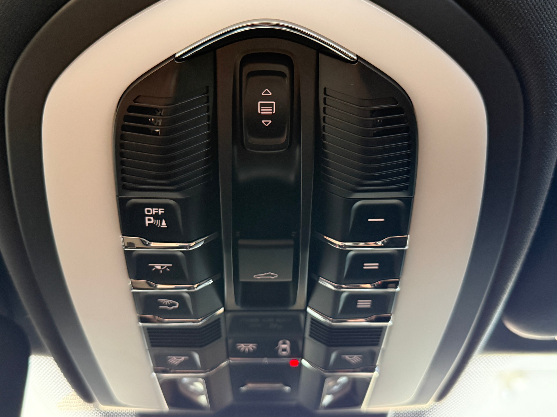 PORSCHE Cayenne Diesel Platinum Edition ***CH-Fahrzeug aus 1. Hand***Panoramadach***Luftfederung***-image-29