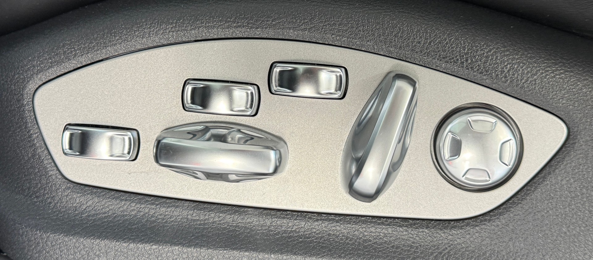 PORSCHE Cayenne Diesel Platinum Edition ***CH-Fahrzeug aus 1. Hand***Panoramadach***Luftfederung***-image-11
