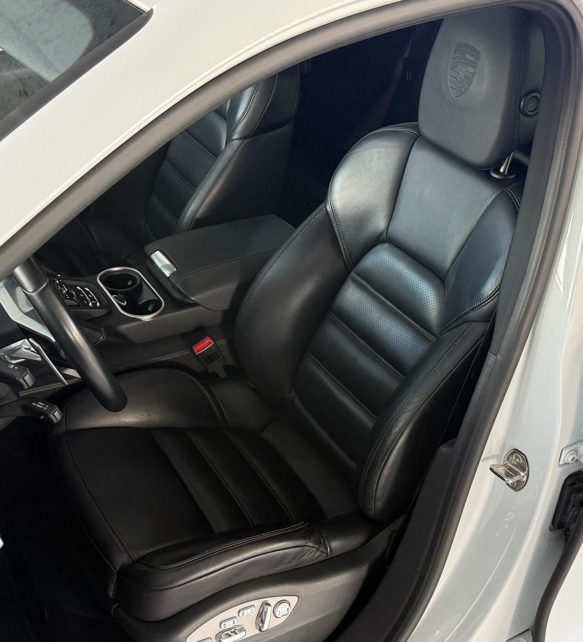 PORSCHE Cayenne Diesel Platinum Edition ***CH-Fahrzeug aus 1. Hand***Panoramadach***Luftfederung***-image-10
