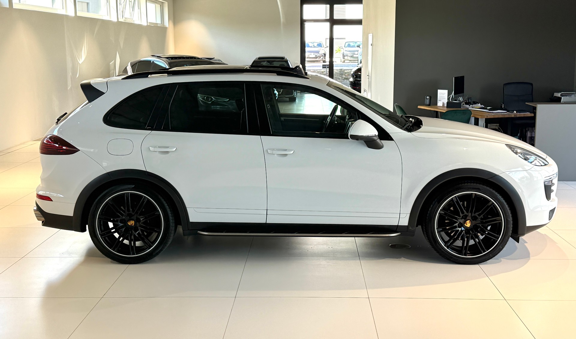 PORSCHE Cayenne Diesel Platinum Edition ***CH-Fahrzeug aus 1. Hand***Panoramadach***Luftfederung***-image-46