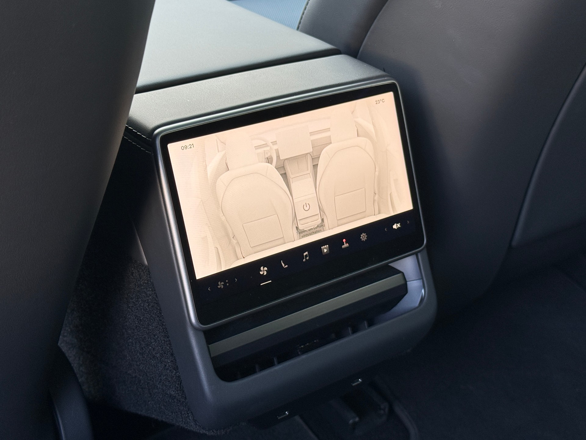 TESLA Model 3 Long Range Dual Motor AWD / Neues Modell-image-20