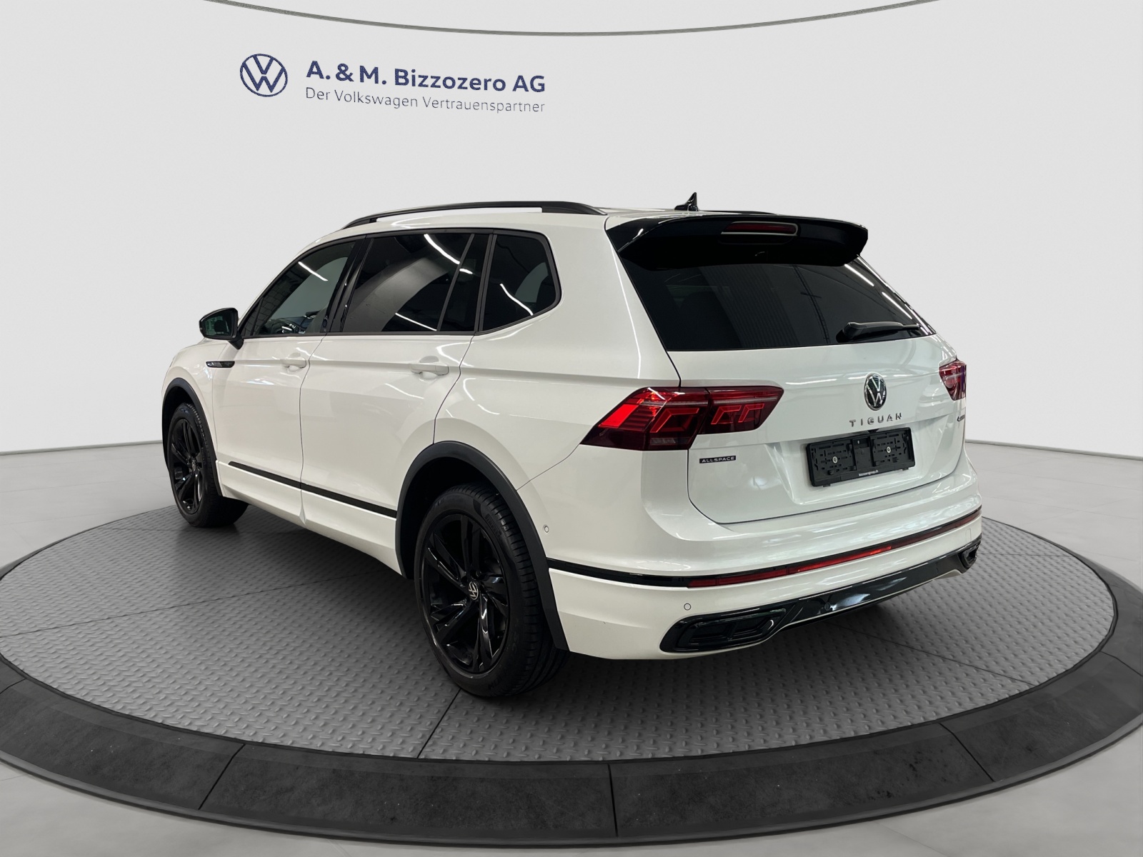 VW Tiguan Allspace 2.0TSI R-Line 4Motion DSG-image-2