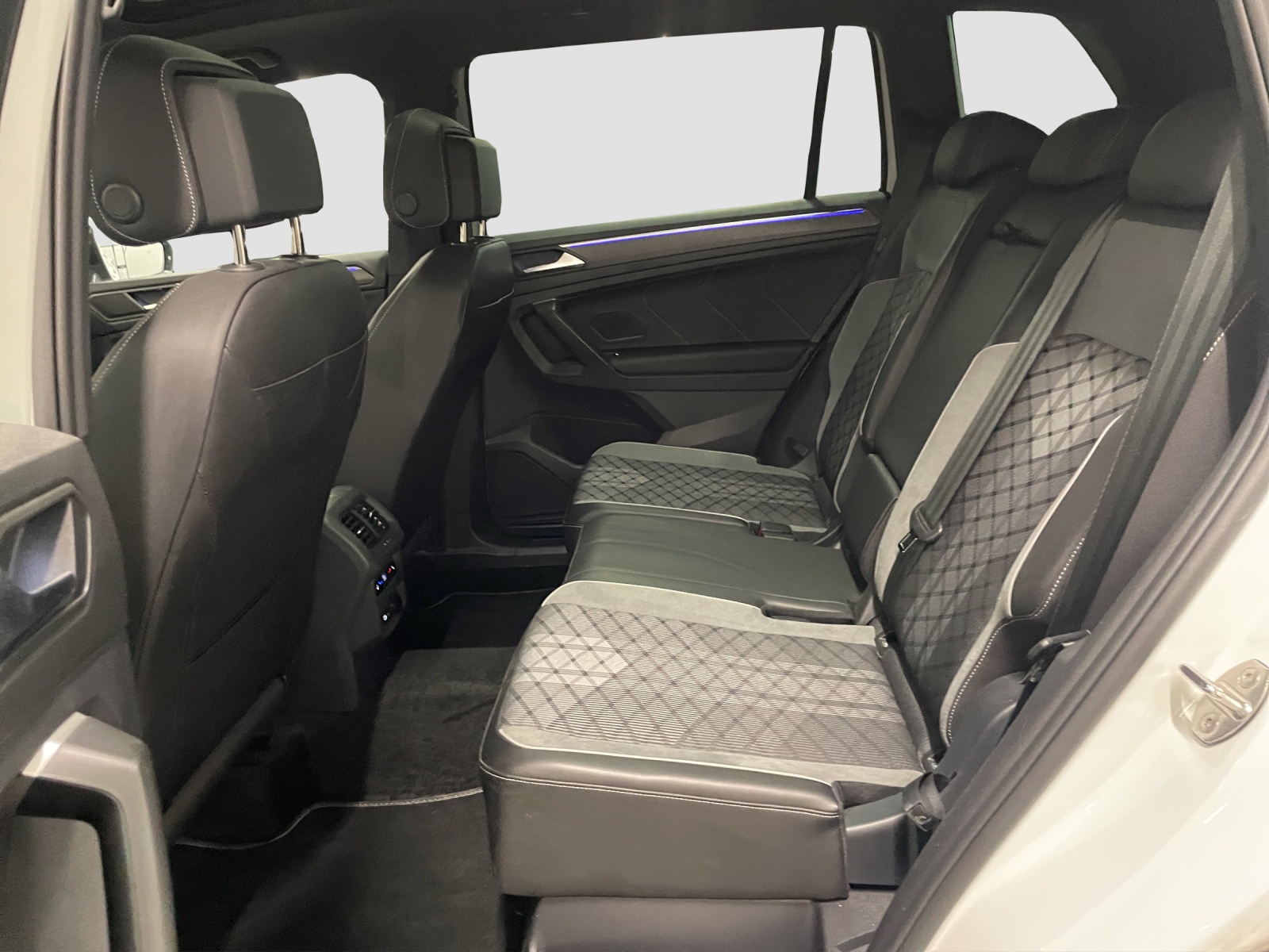 VW Tiguan Allspace 2.0TSI R-Line 4Motion DSG-image-12