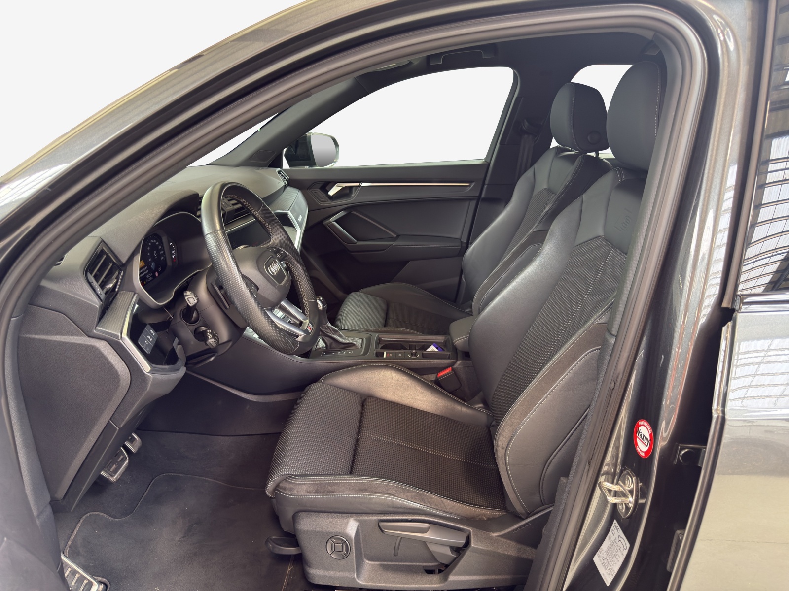 AUDI Q3 45 TFSI e S line S-tronic-image-7