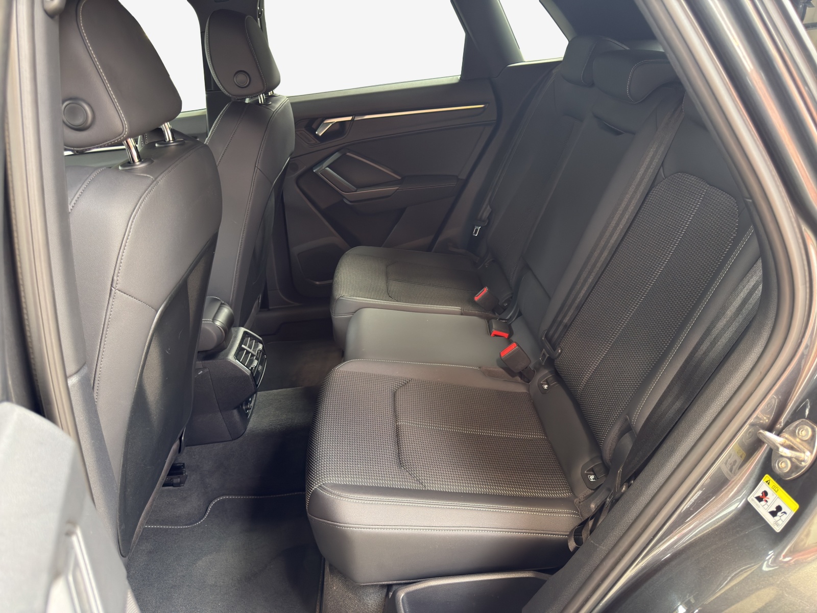 AUDI Q3 45 TFSI e S line S-tronic-image-11