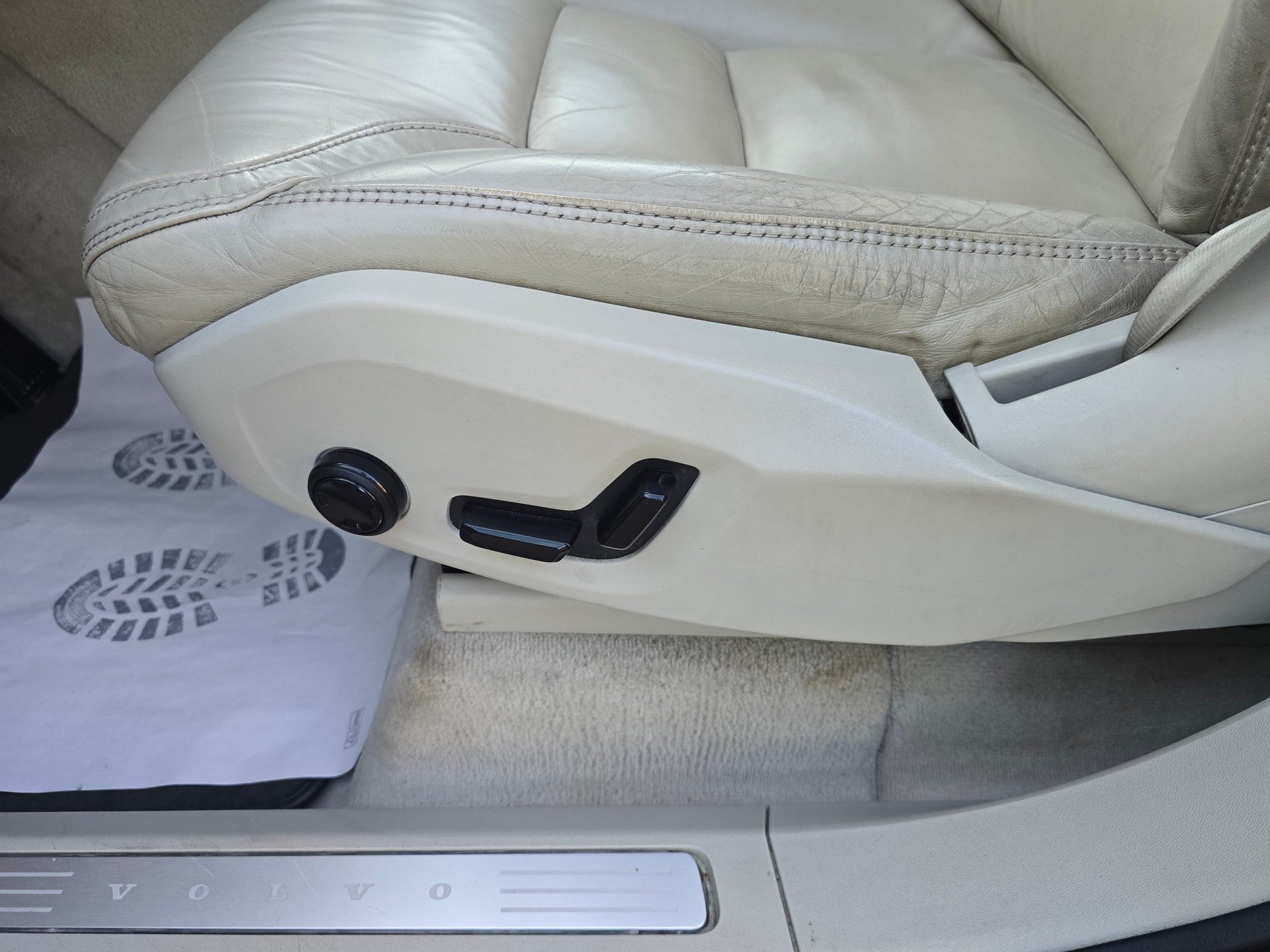 VOLVO XC90 D5 AWD Momentum Geartronic-image-24