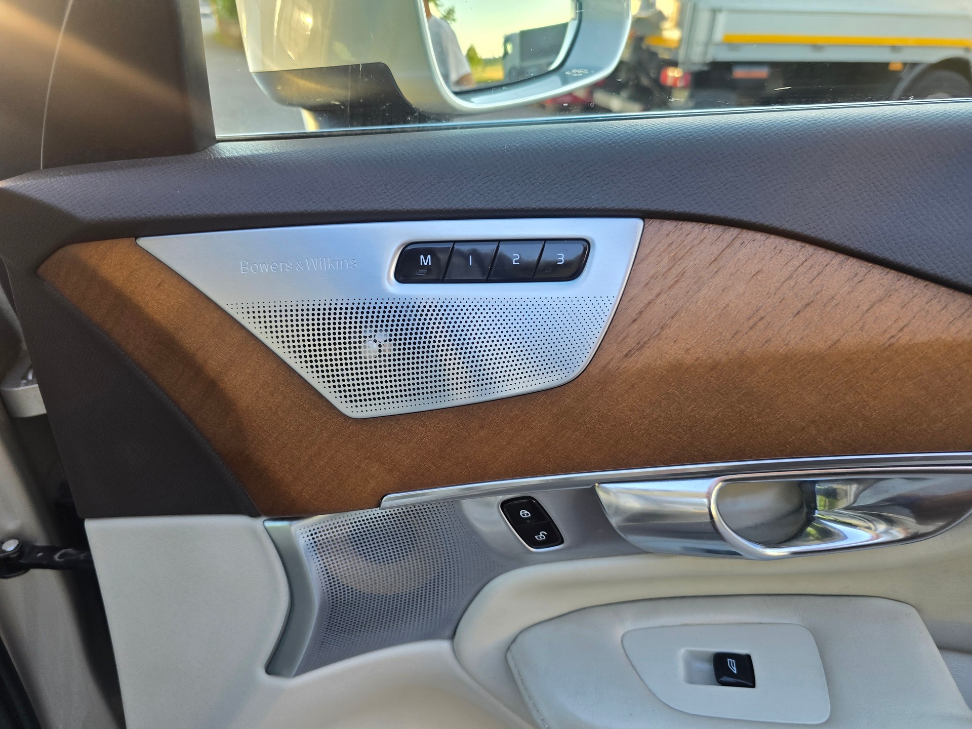 VOLVO XC90 D5 AWD Momentum Geartronic-image-25