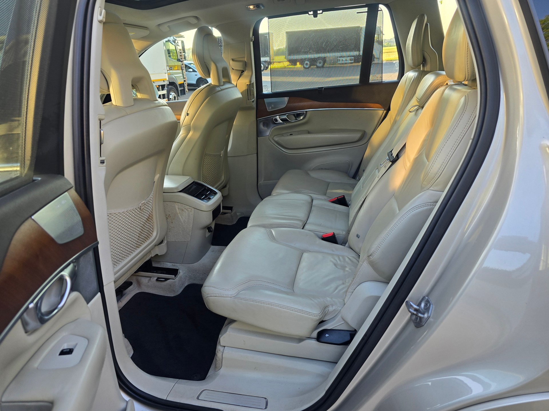 VOLVO XC90 D5 AWD Momentum Geartronic-image-16